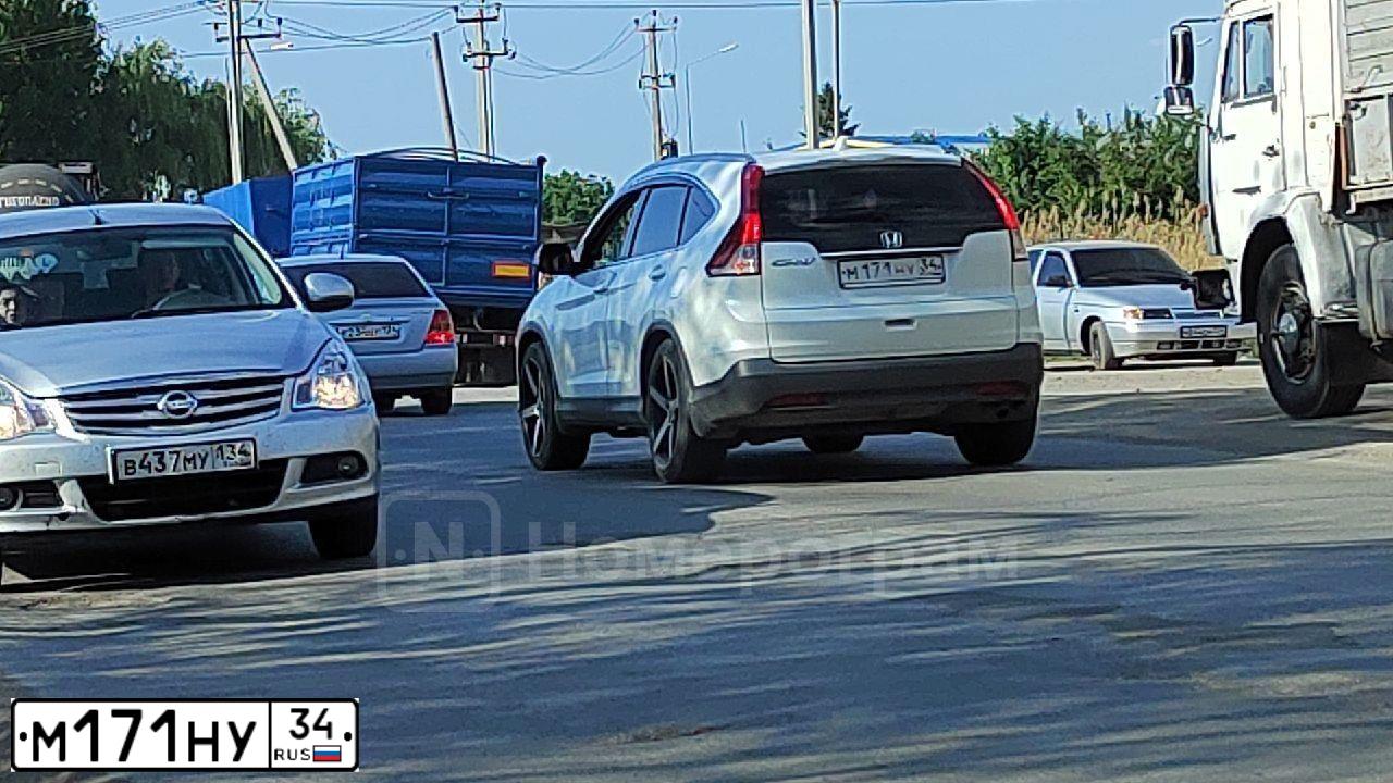 Фото автомобиля TOYOTA CARINA, 1994 — госномер М171НУ34. Цвет: Красный