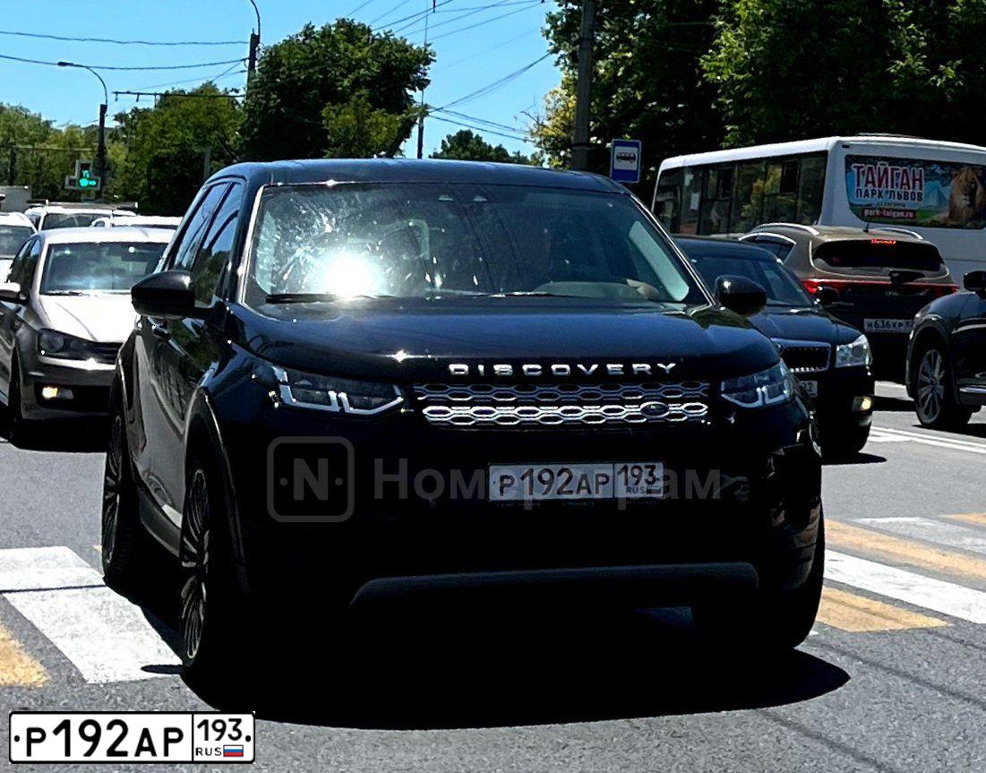 Фото автомобиля LANDROVER DISCOVERY SPORT, 2020 — госномер Р192АР193. Цвет: ЧЕРНЫЙ