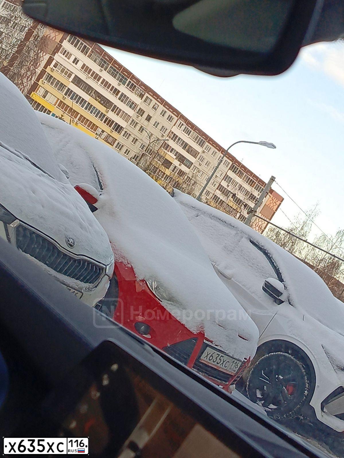 Фото автомобиля FORD FOCUS, 2013 — госномер Х635ХС116. Цвет: КРАСНЫЙ