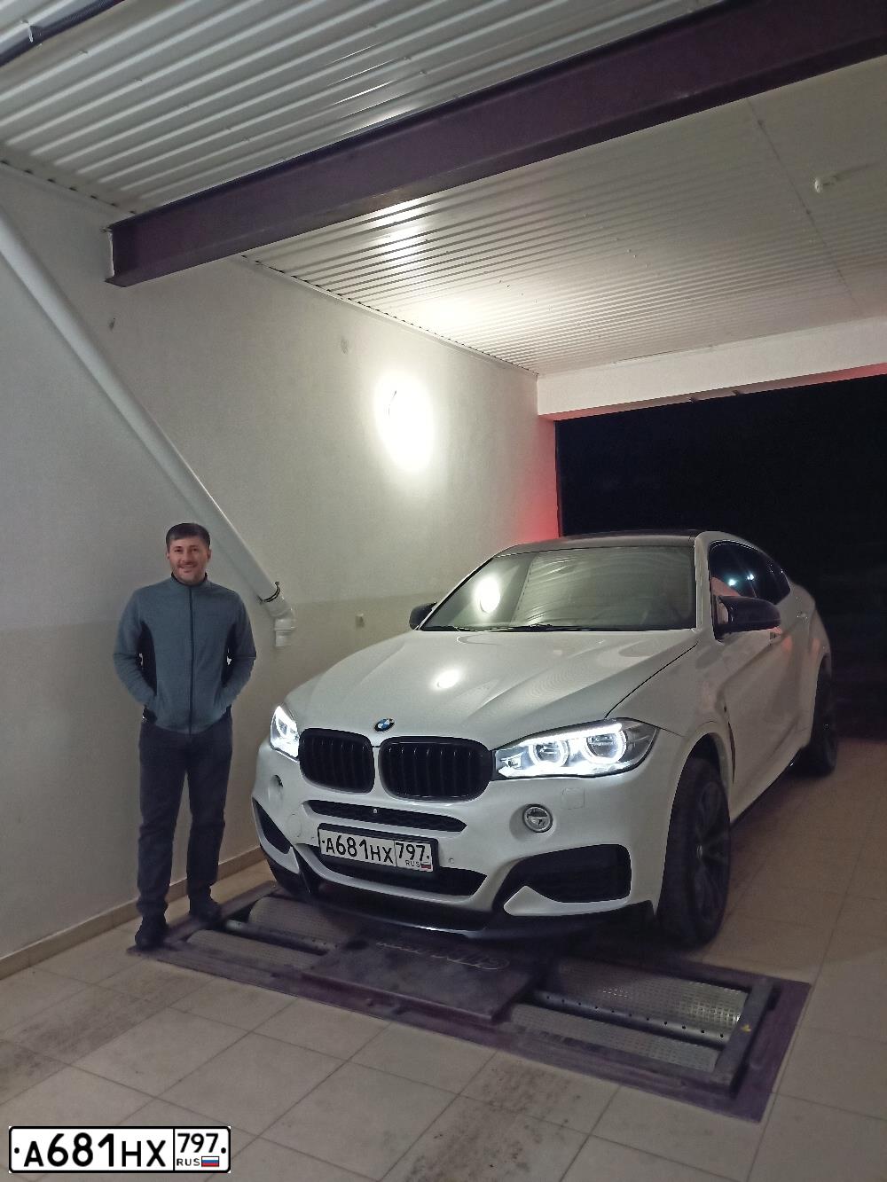 Фото автомобиля BMW X6, 2015 — госномер В142НТ06. Цвет: Белый
