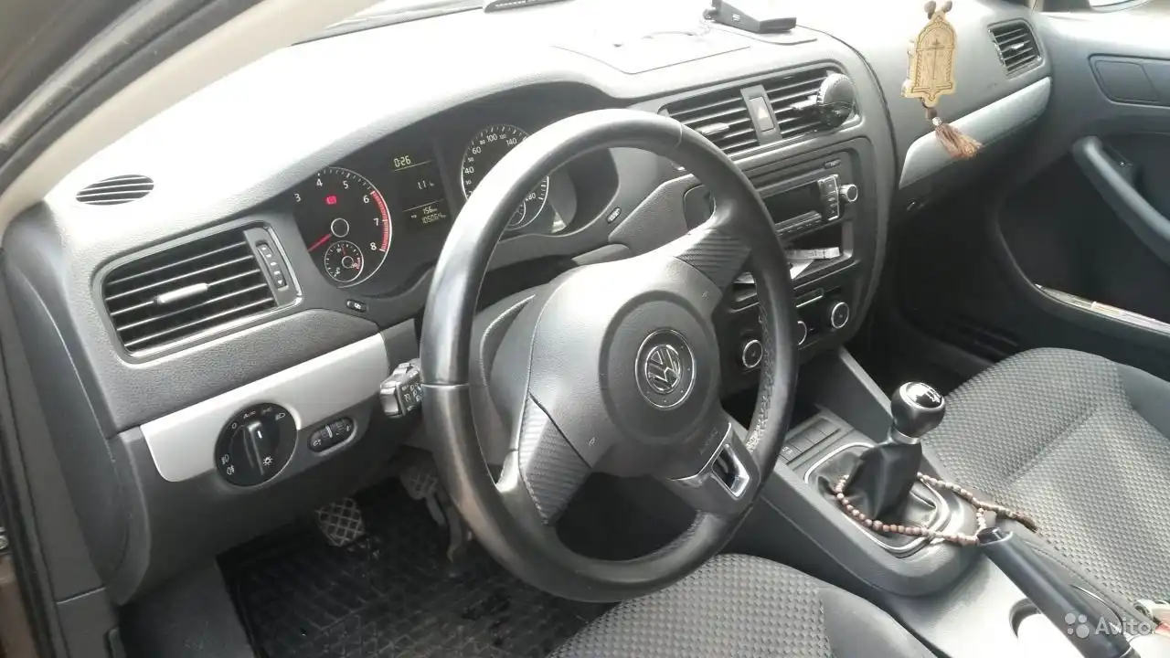 Фото автомобиля VOLKSWAGEN JETTA, 2011 — госномер Р088НТ174. Цвет: Коричневый