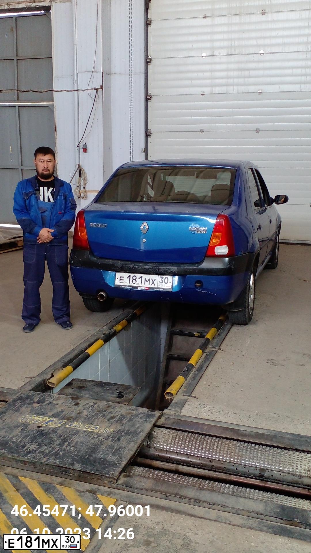 Фото автомобиля RENAULT LOGAN, 2006 — госномер Е181МХ30. Цвет: СИНИЙ МЕТАЛЛИК