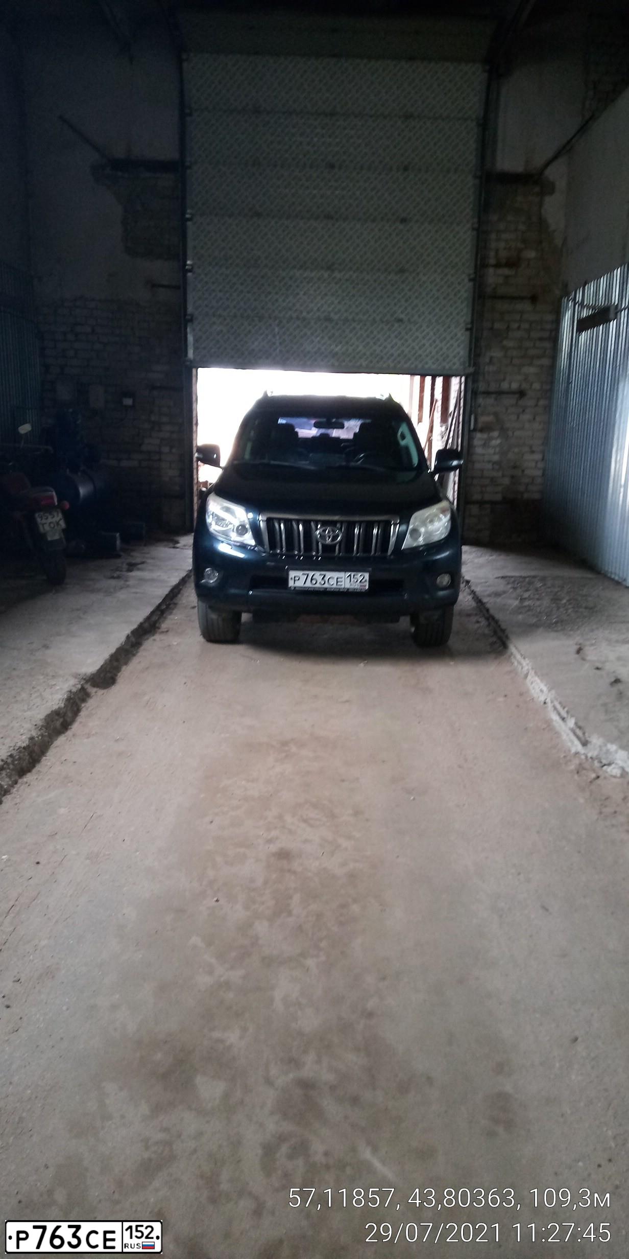 Фото автомобиля TOYOTA LANDCRUISER, 2010 — госномер В900УВ152. Цвет: ТЕМНО-СЕРЫЙ