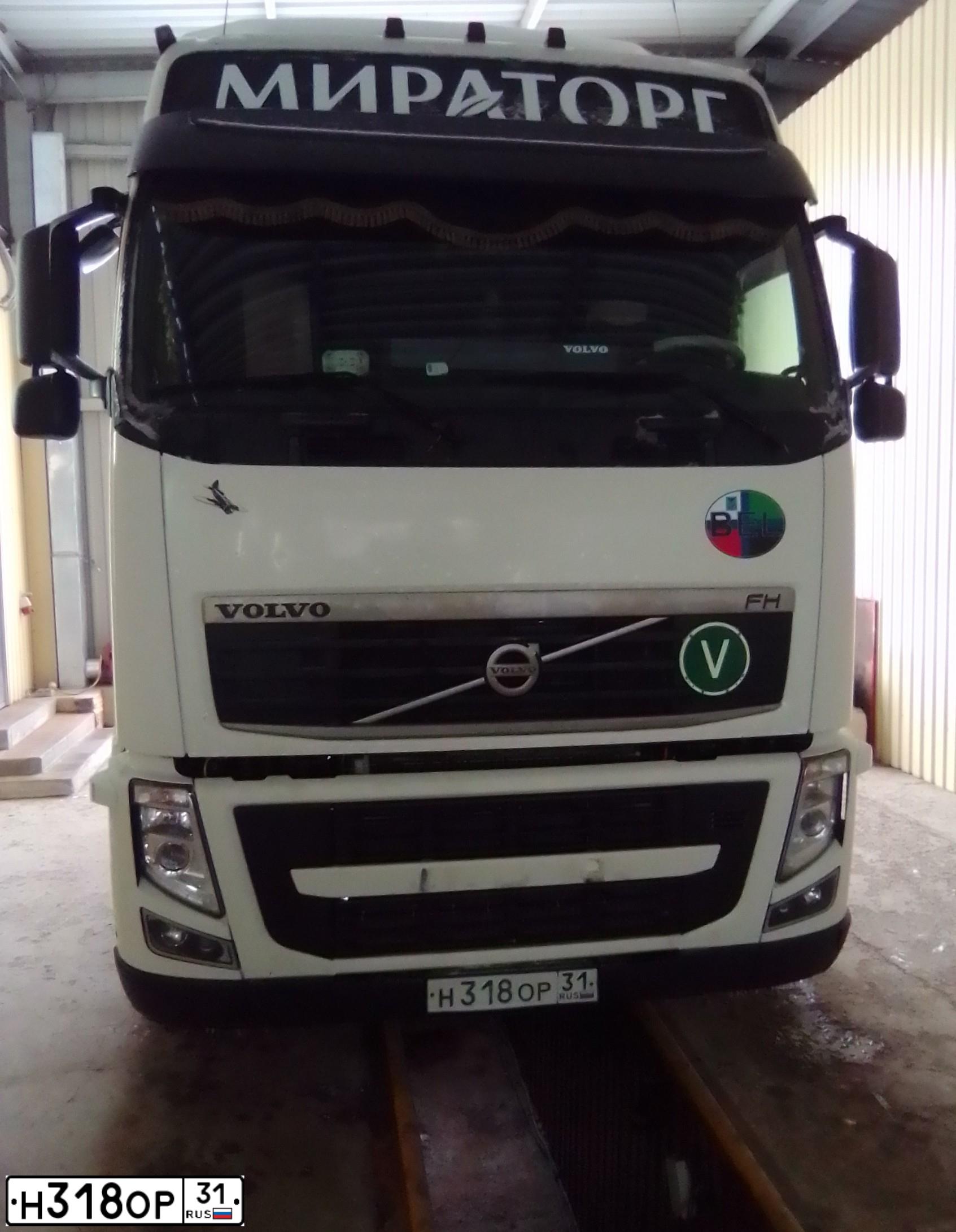 Фото автомобиля VOLVO SERIE FH /4X2/, 2013 — госномер Н318ОР31. Цвет: БЕЛЫЙ