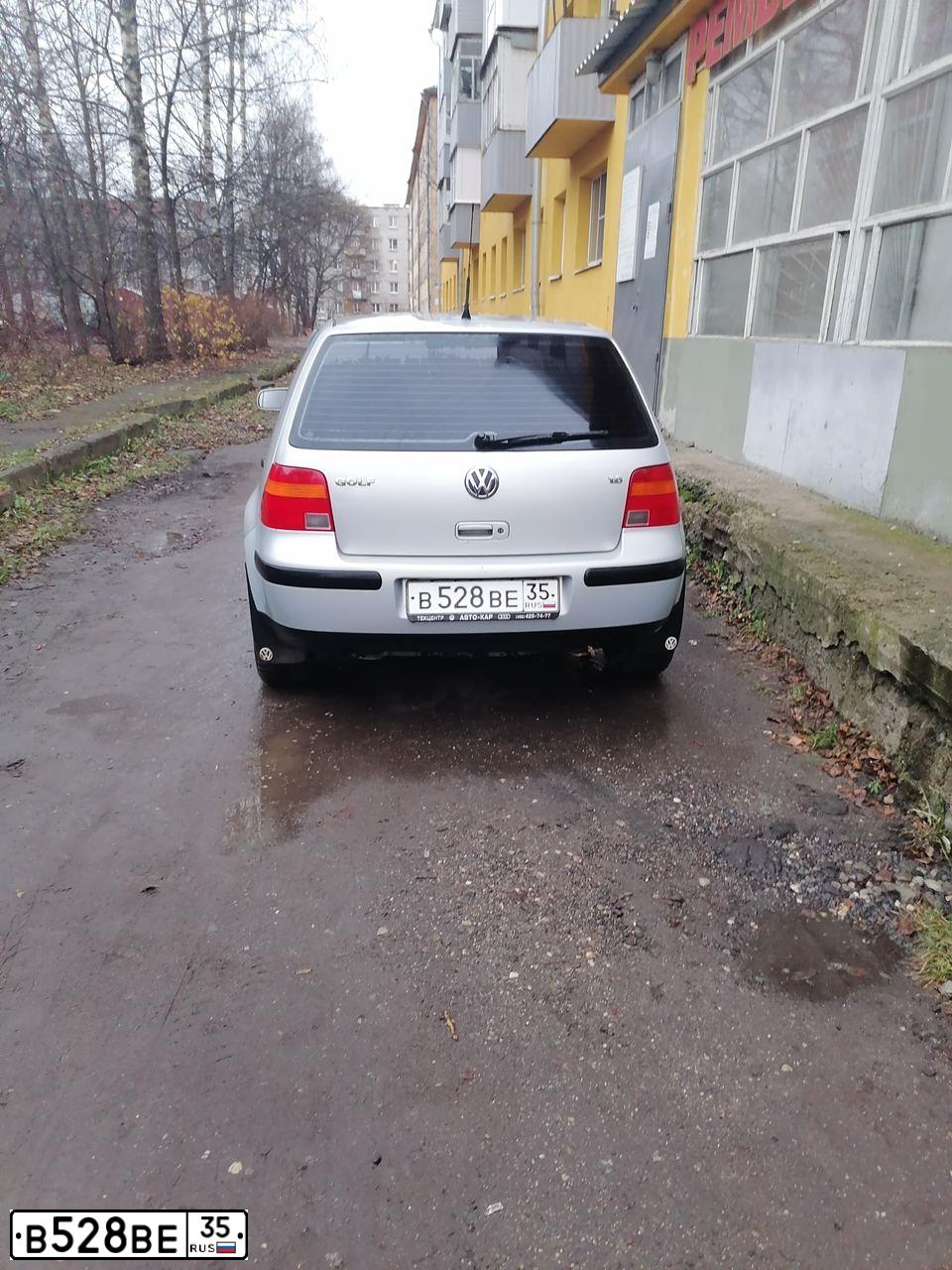 Фото автомобиля VOLKSWAGEN GOLF, 1999 — госномер С005КР99. Цвет: БЕЛЫЙ(СЕРЫЙ)