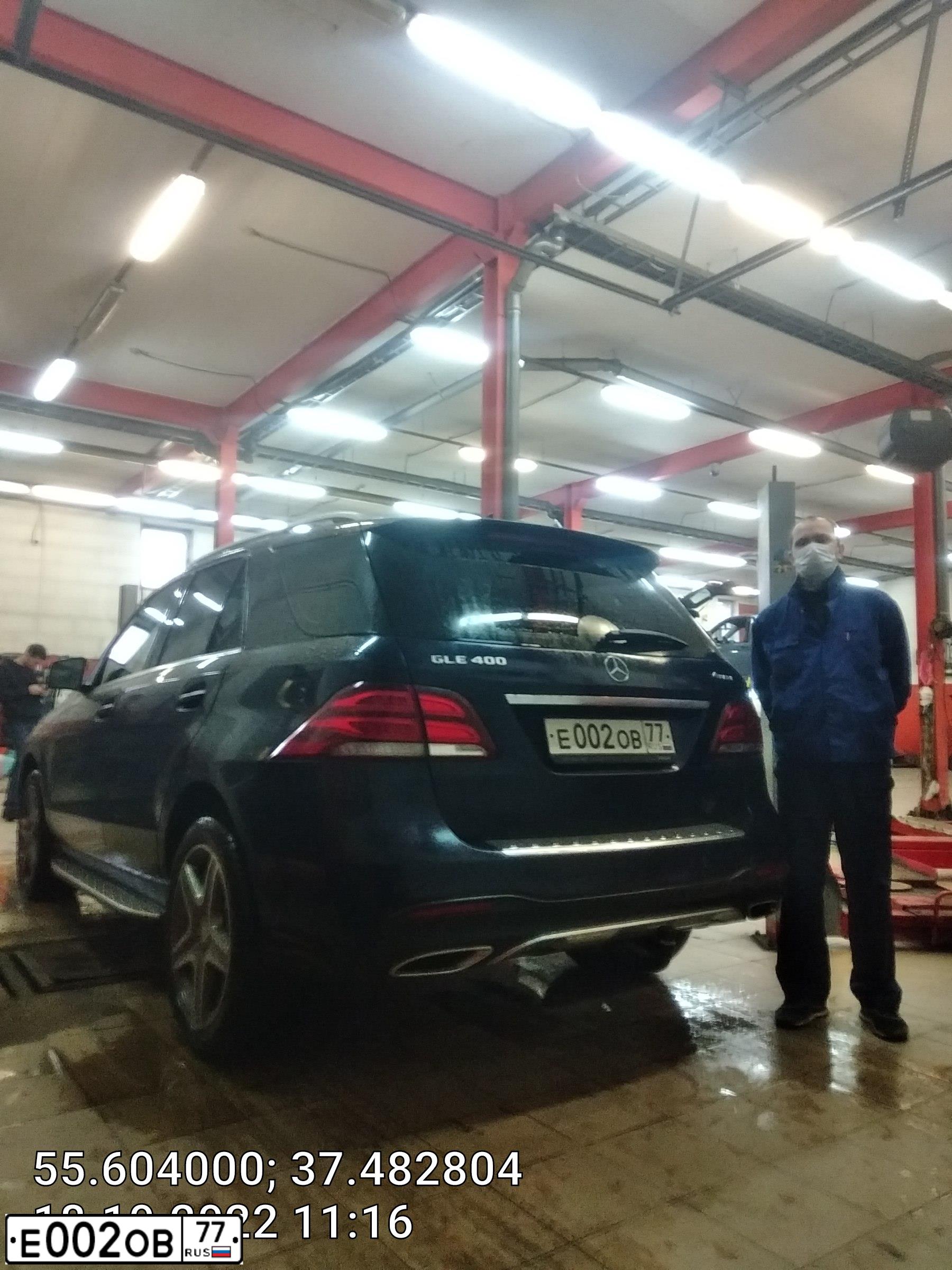 Фото автомобиля MERCEDES GLE-KLASSE, 2016 — госномер Е002ОВ77. Цвет: синий
