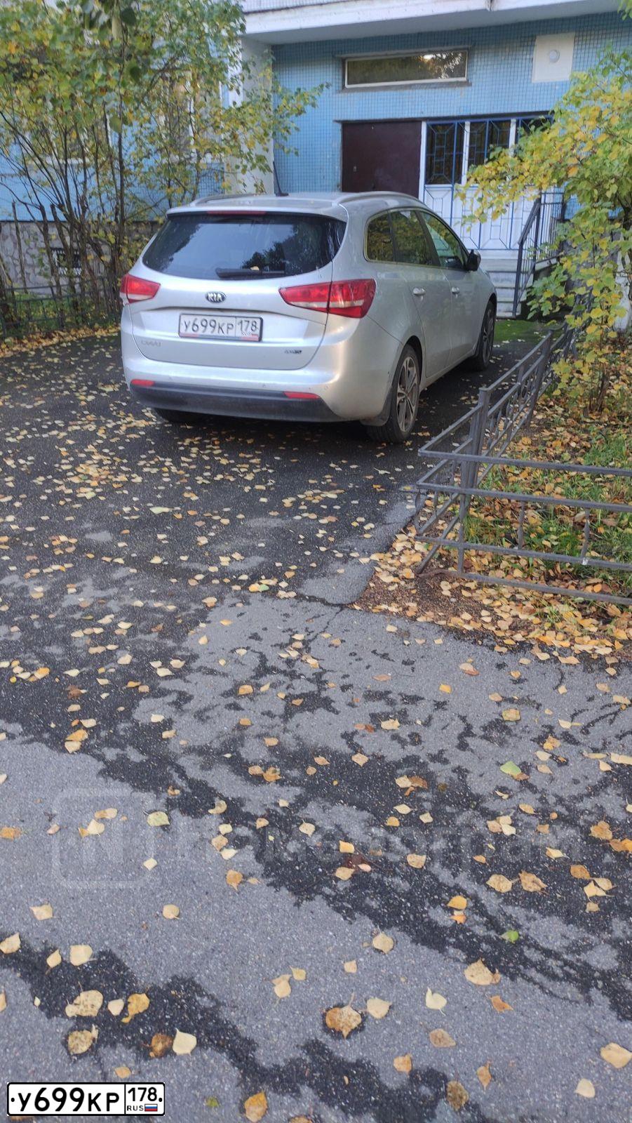 Фото автомобиля DAEWOO GENTRA, 2013 — госномер Р699КР178. Цвет: Бледно-Черный