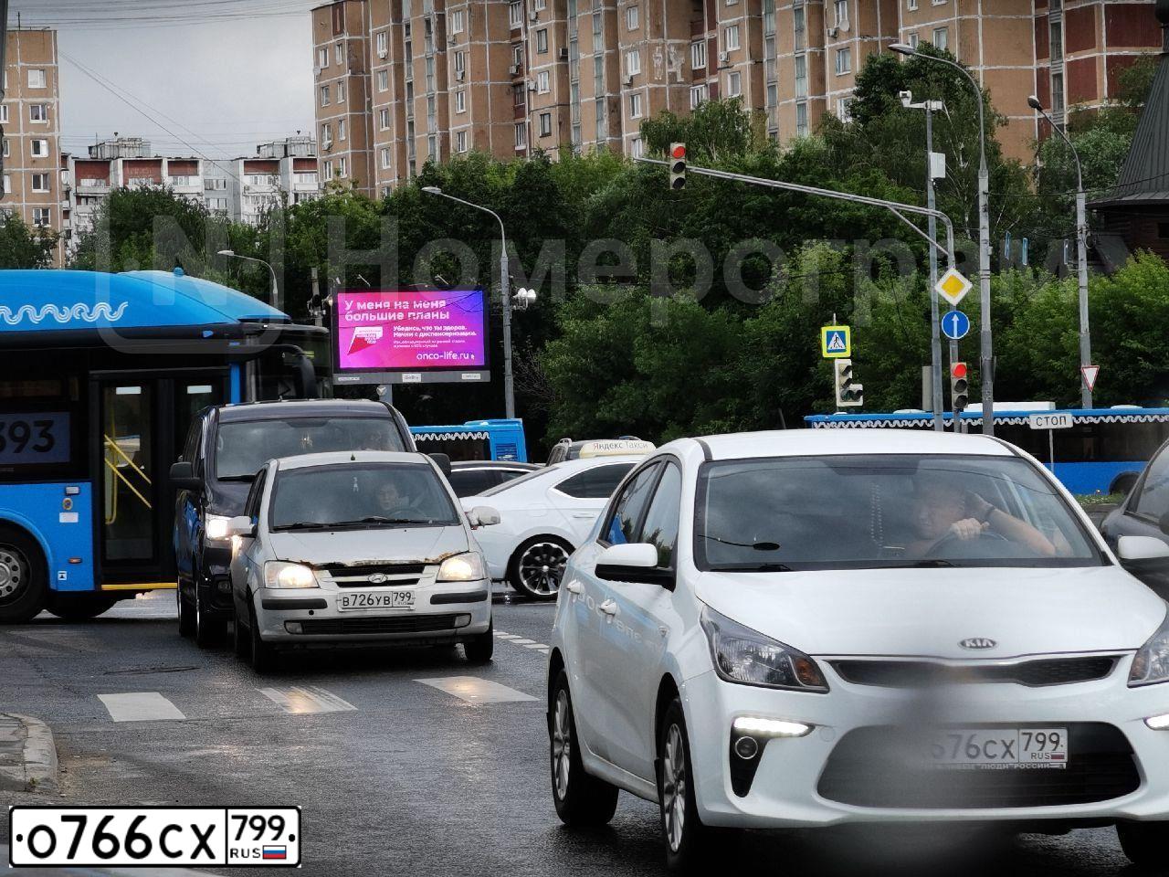 Фото автомобиля KIA RIO, 2020 — госномер О766СХ799. Цвет: СЕРЫЙ