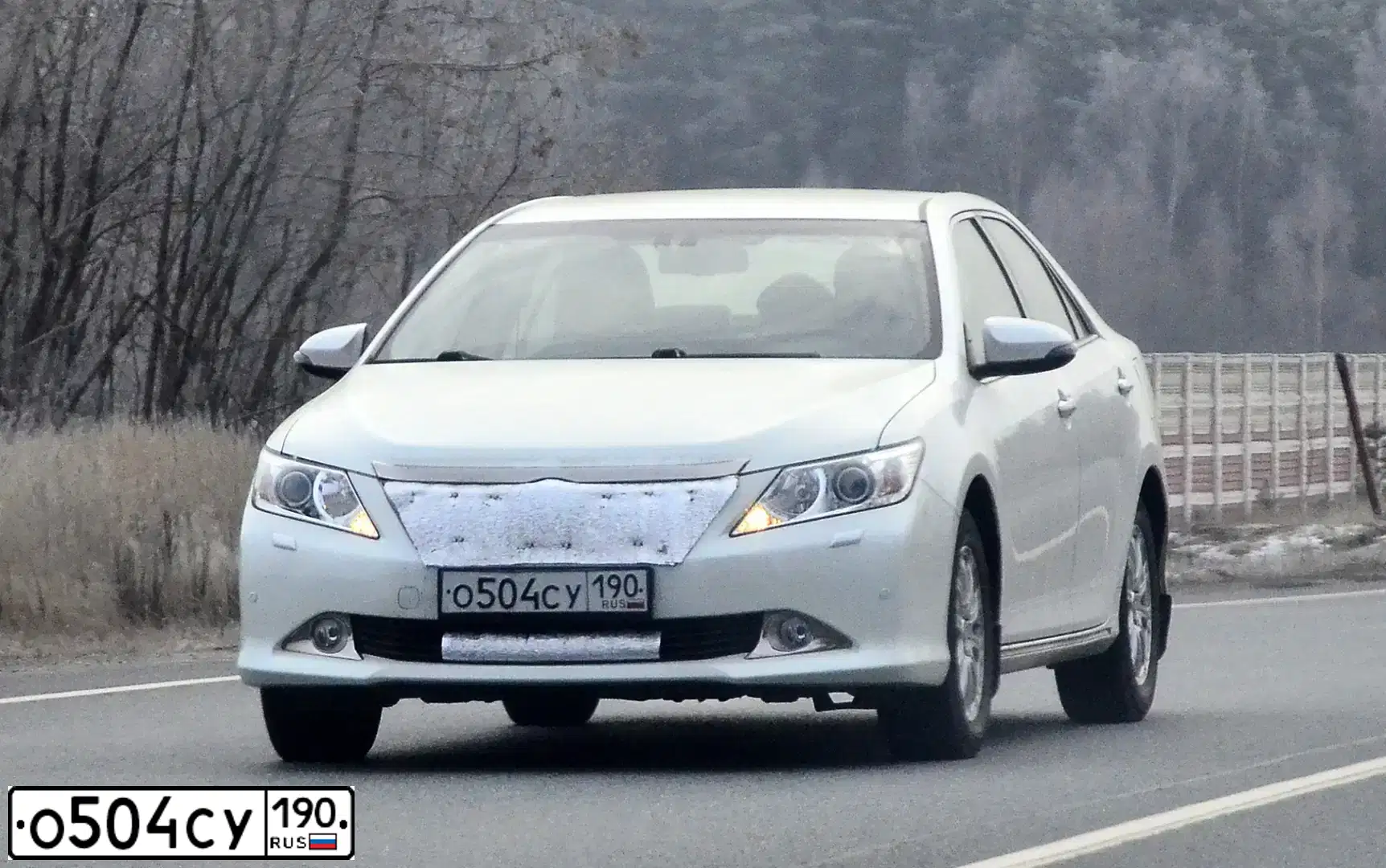 Фото автомобиля TOYOTA CAMRY, 2012 — госномер О504СУ190. Цвет: БЕЛЫЙ