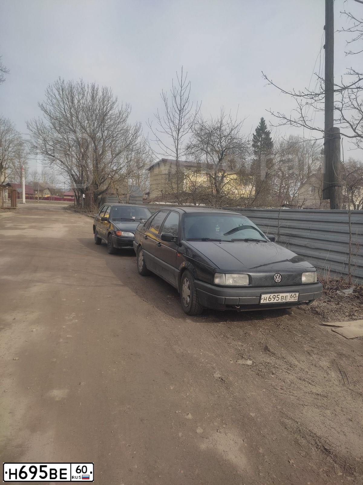 Фото автомобиля VOLKSWAGEN PASSAT, 1993 — госномер Н695ВЕ60. Цвет: ЧЕРНЫЙ