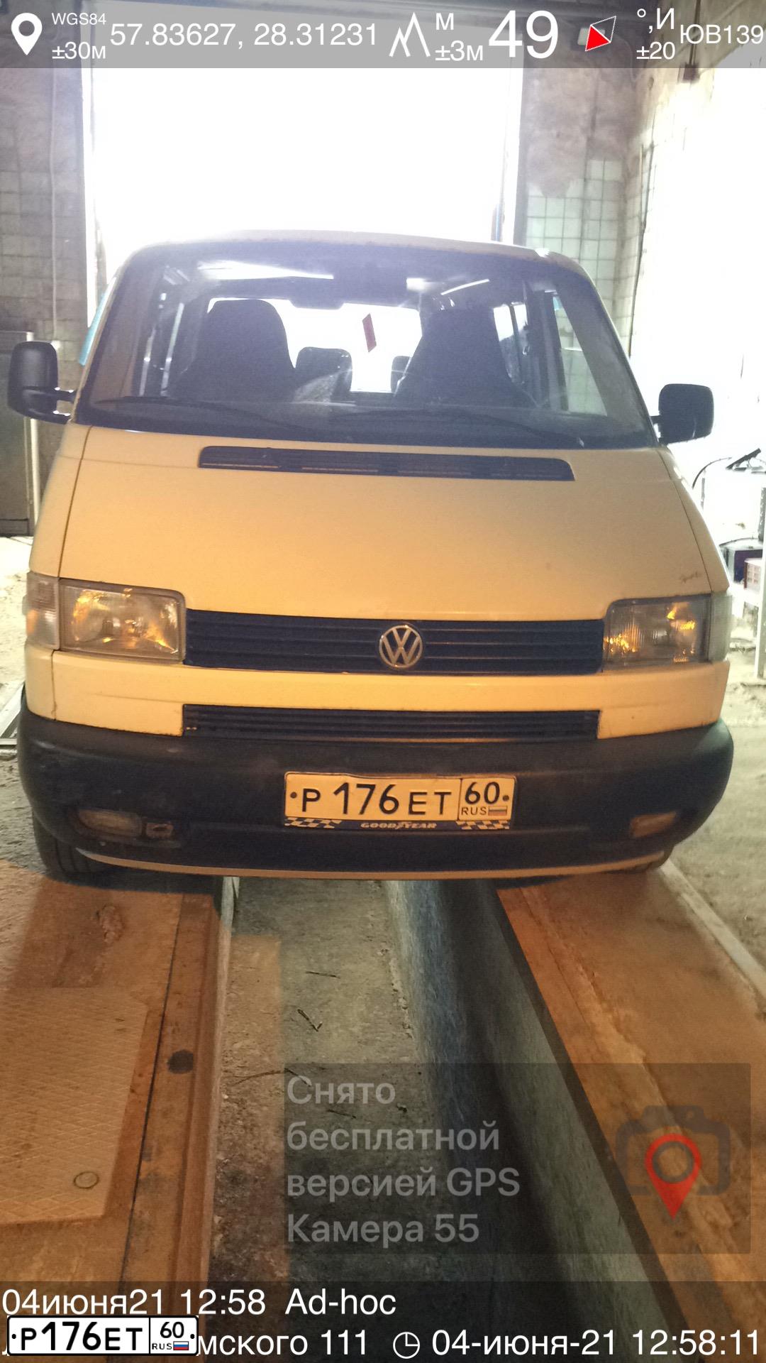 Фото автомобиля VOLKSWAGEN TRANSPORTER, 1982 — госномер Р176ЕТ60. Цвет: Белый