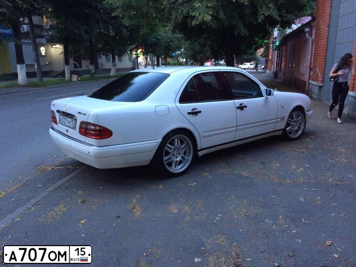 Фото автомобиля MERCEDES E-KLASSE, 1998 — госномер В288НН15. Цвет: Белый