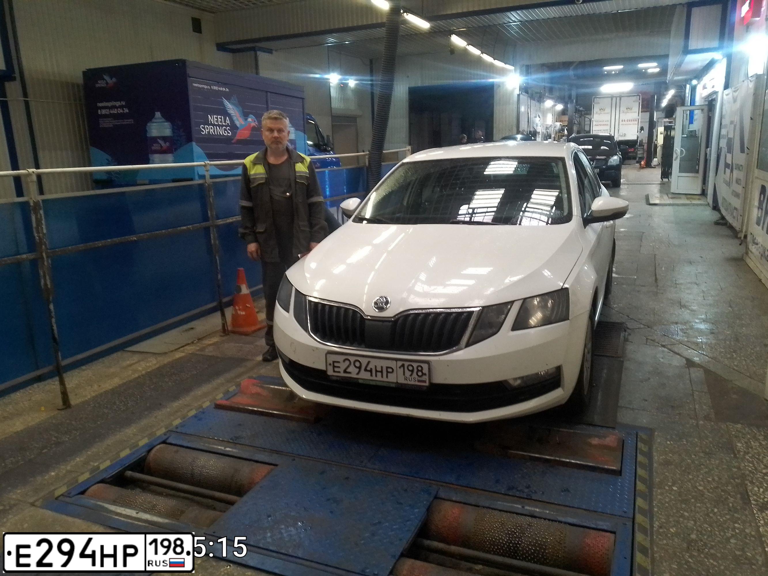 Фото автомобиля SKODA OCTAVIA, 2019 — госномер Е294НР198. Цвет: Белый