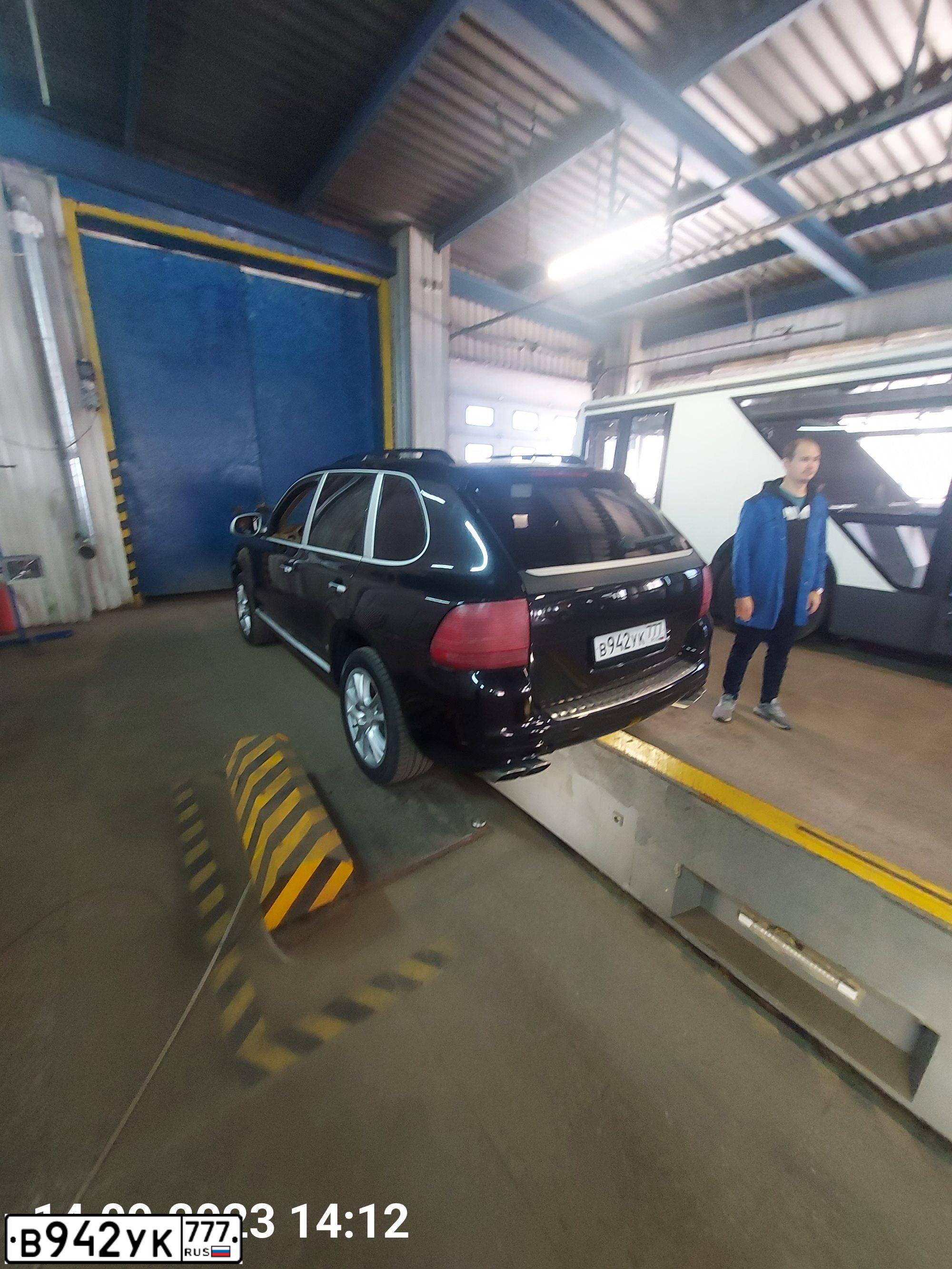 Фото автомобиля PORSCHE CAYENNE, 2005 — госномер Е354АХ977. Цвет: ЧЕРНЫЙ