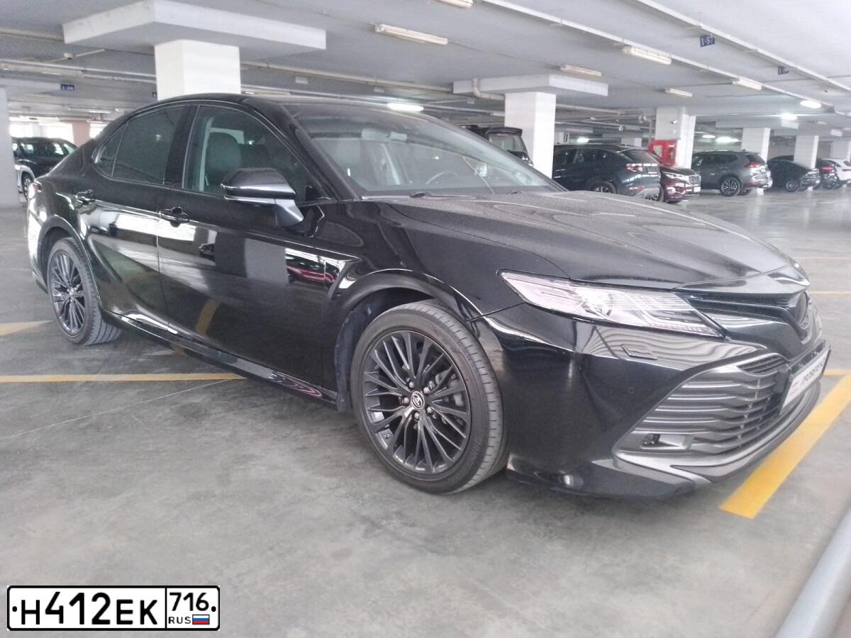 Фото автомобиля TOYOTA CAMRY, 2019 — госномер Н099АЕ550. Цвет: ЧЕРНЫЙ МЕТАЛЛИК