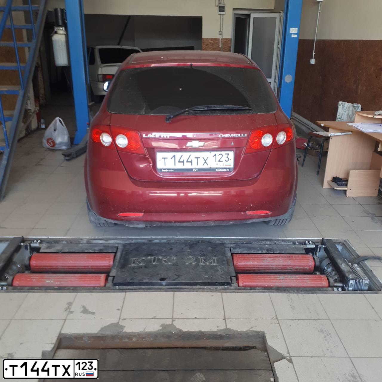 Фото автомобиля CHEVROLET LACETTI, 2010 — госномер Т144ТХ123. Цвет: Красный