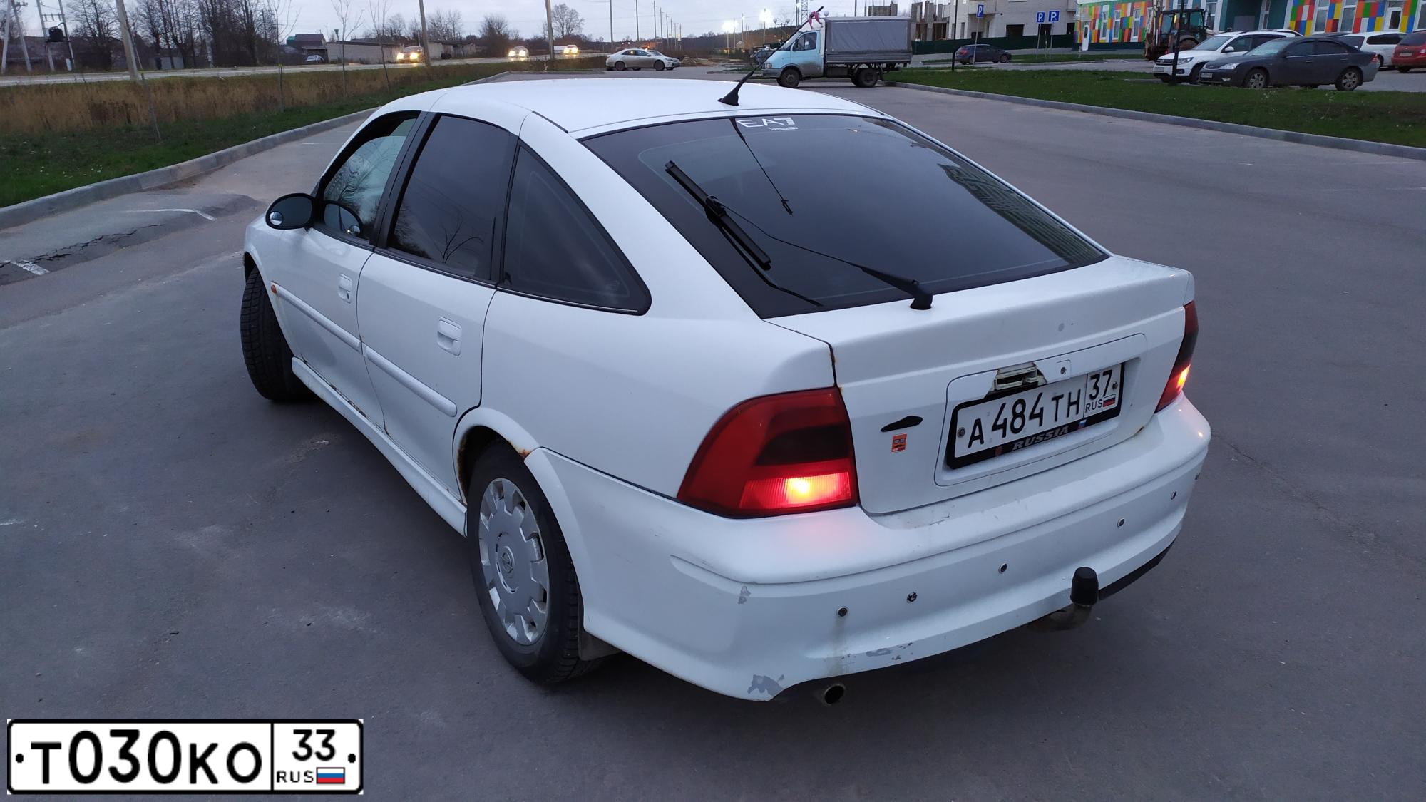 Фото автомобиля OPEL VECTRA, 1999 — госномер М797УМ97. Цвет: Белый