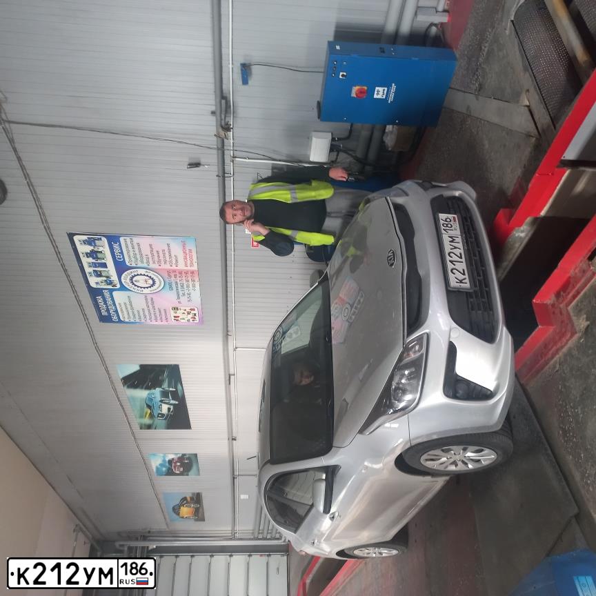 Фото автомобиля KIA RIO, 2017 — госномер К212УМ186. Цвет: СЕРЕБРИСТЫЙ