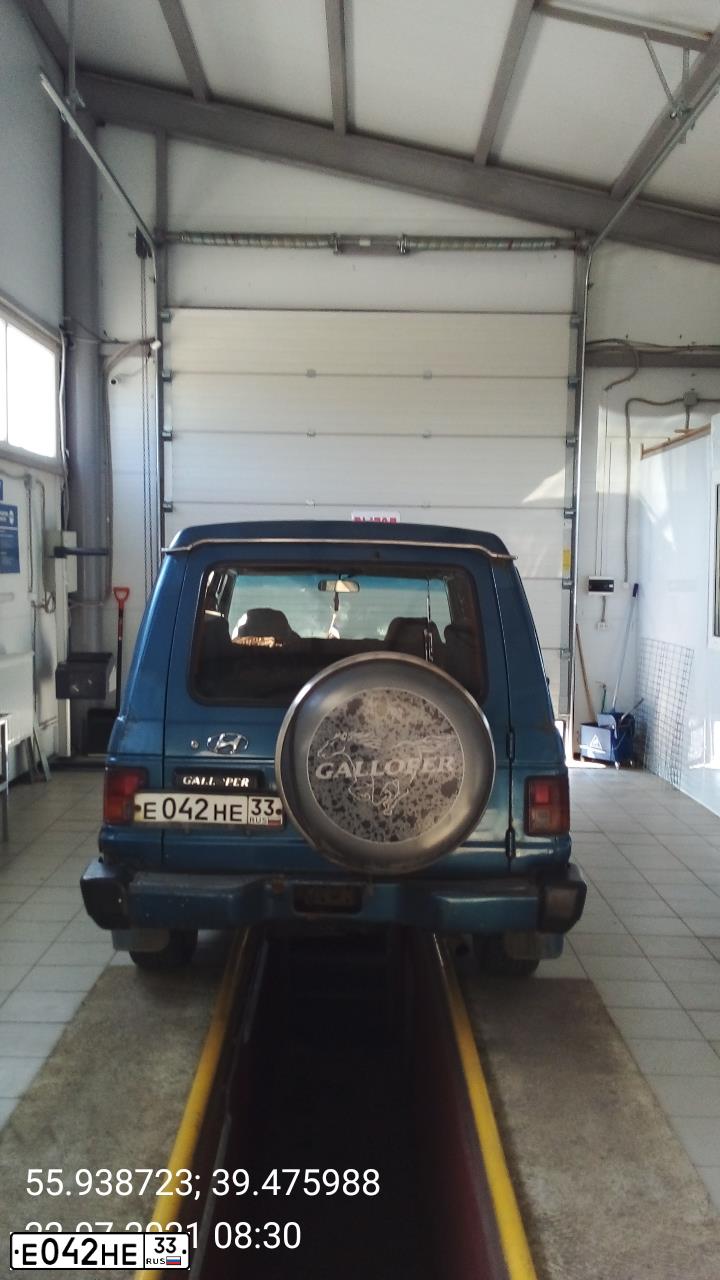 Фото автомобиля HYUNDAI GALLOPER, 1997 — госномер Е042НЕ33. Цвет: СИНИЙ