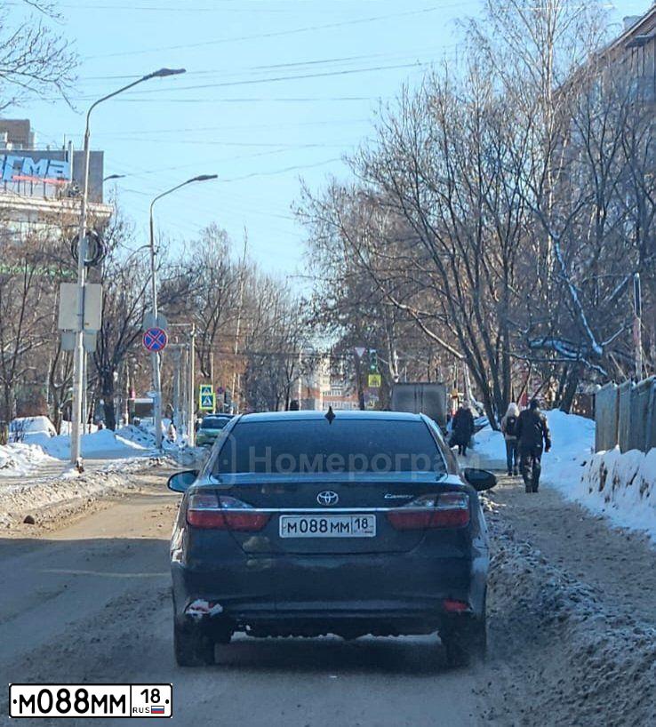 Фото автомобиля TOYOTA AVENSIS, 2006 — госномер М088ММ18. Цвет: ТЕМНО-СИНИЙ