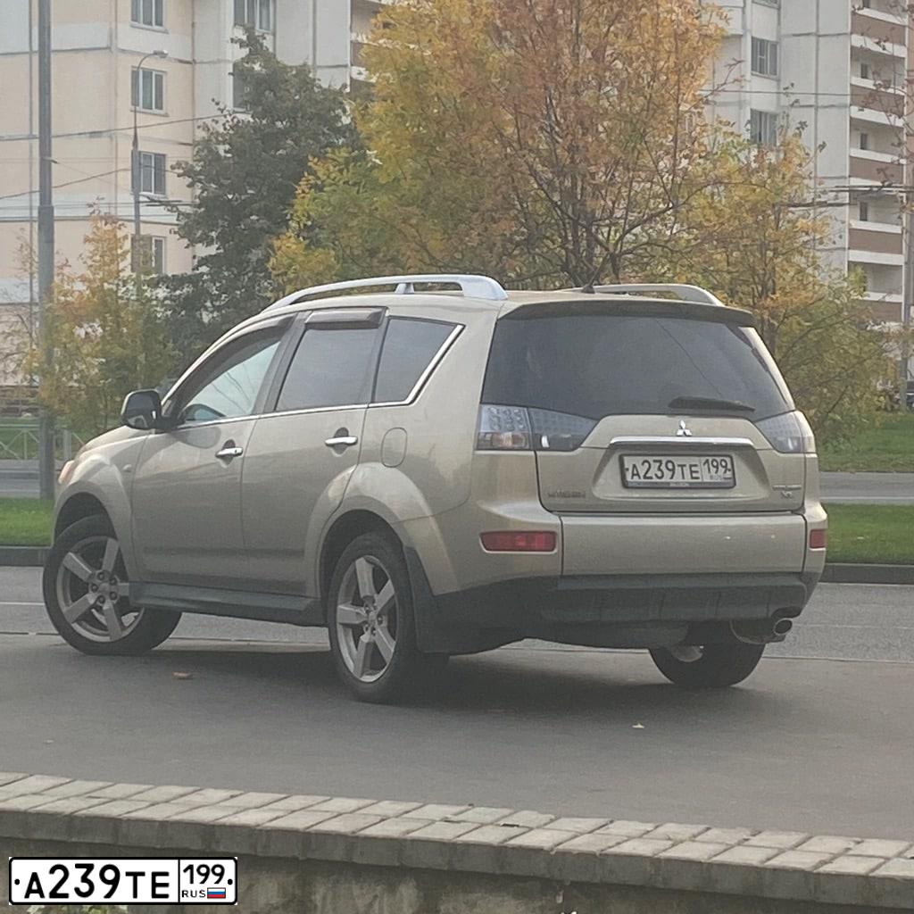 Фото автомобиля MITSUBISHI OUTLANDER, 2008 — госномер А239ТЕ199. Цвет: БЕЖЕВЫЙ