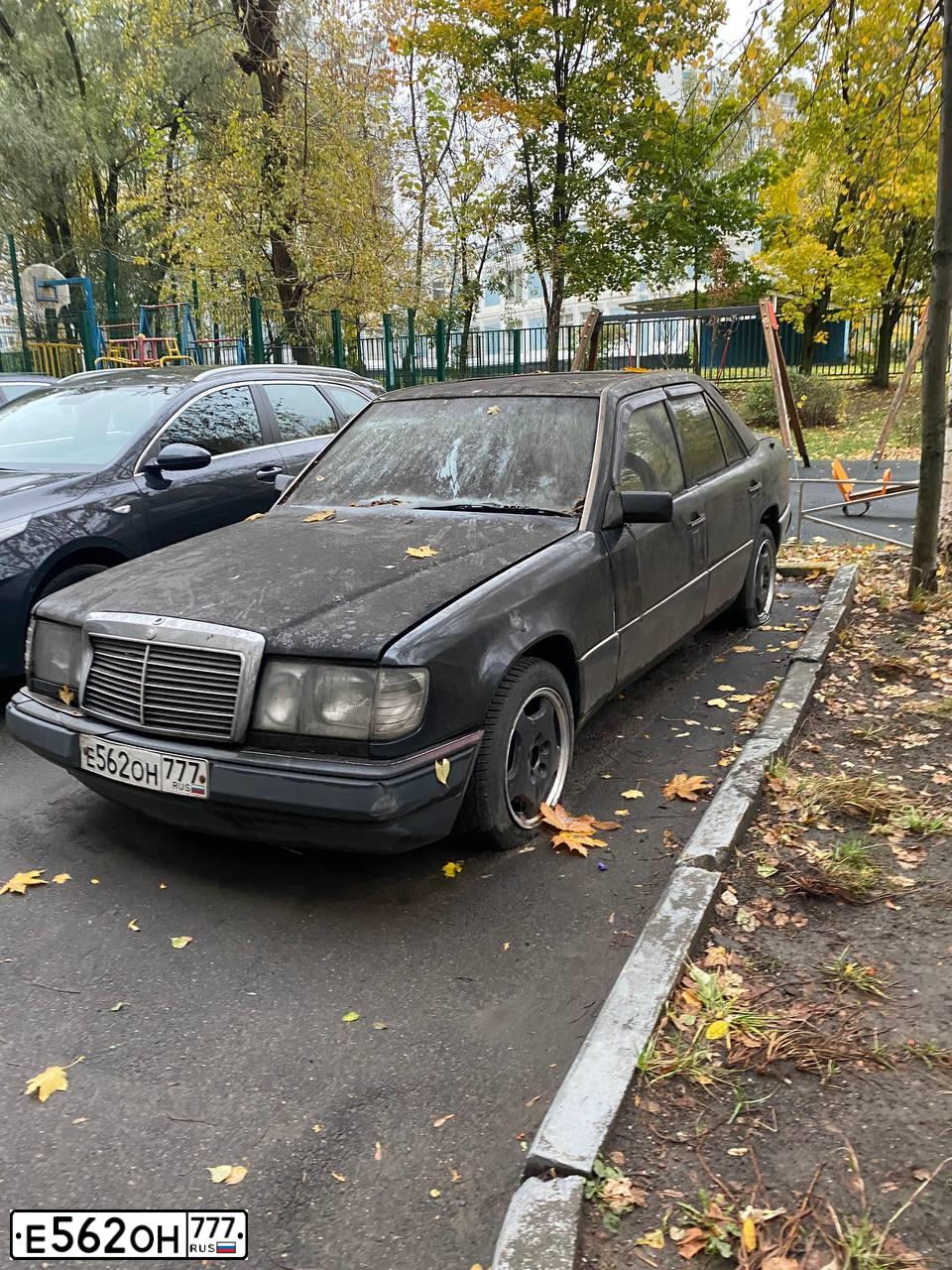 Фото автомобиля MERCEDES E-KLASSE, 1992 — госномер Е562ОН777. Цвет: ЧЕРНЫЙ