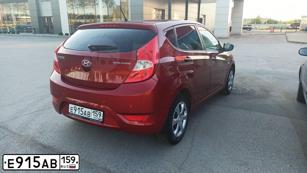 Фото автомобиля HYUNDAI SOLARIS, 2013 — госномер Е915АВ159. Цвет: КРАСНЫЙ ГРАНАТ