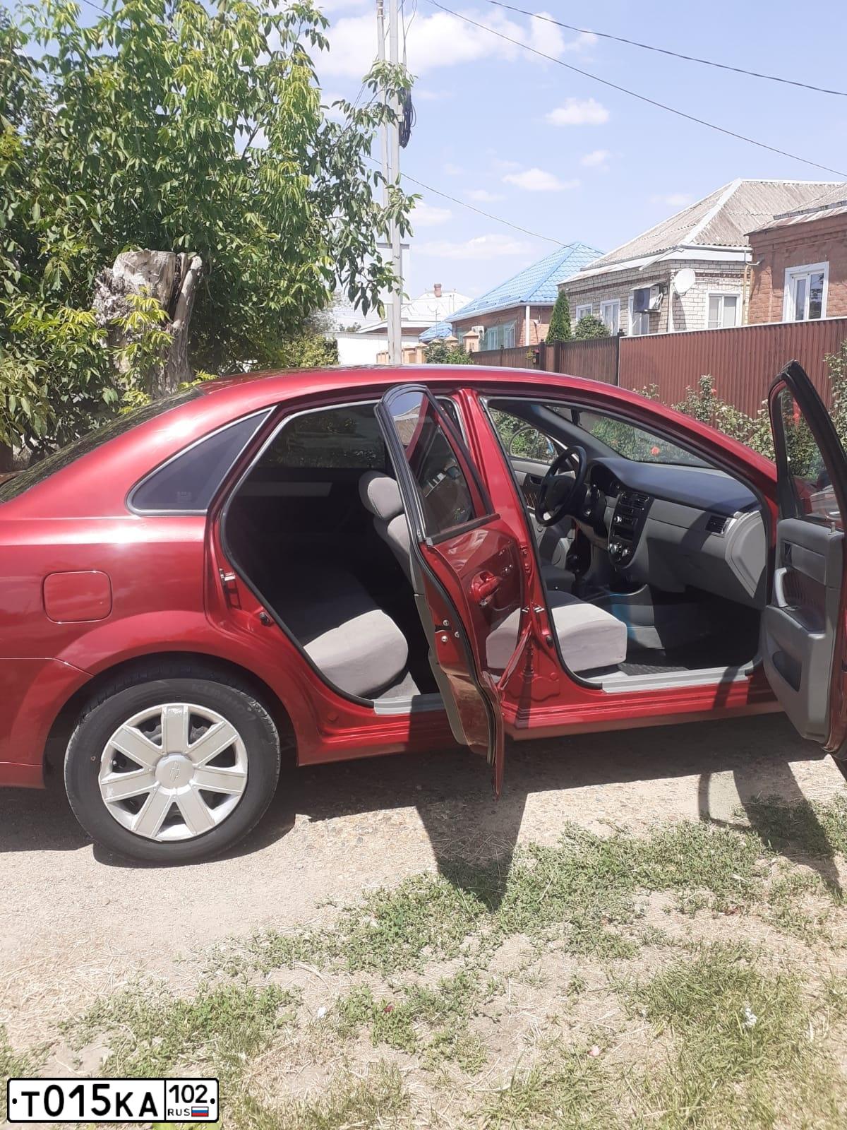 Фото автомобиля CHEVROLET LACETTI, 2011 — госномер Р575КА126. Цвет: Красный