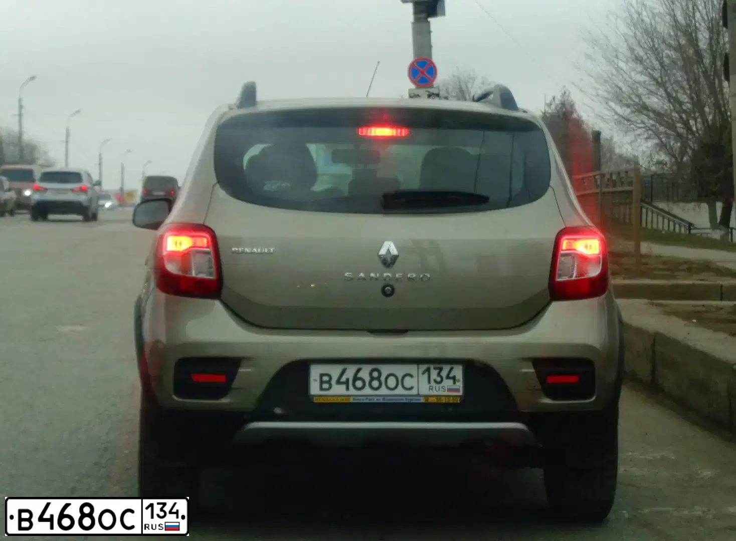 Фото автомобиля RENAULT SANDERO, 2016 — госномер М289АК134. Цвет: БЕЖЕВЫЙ