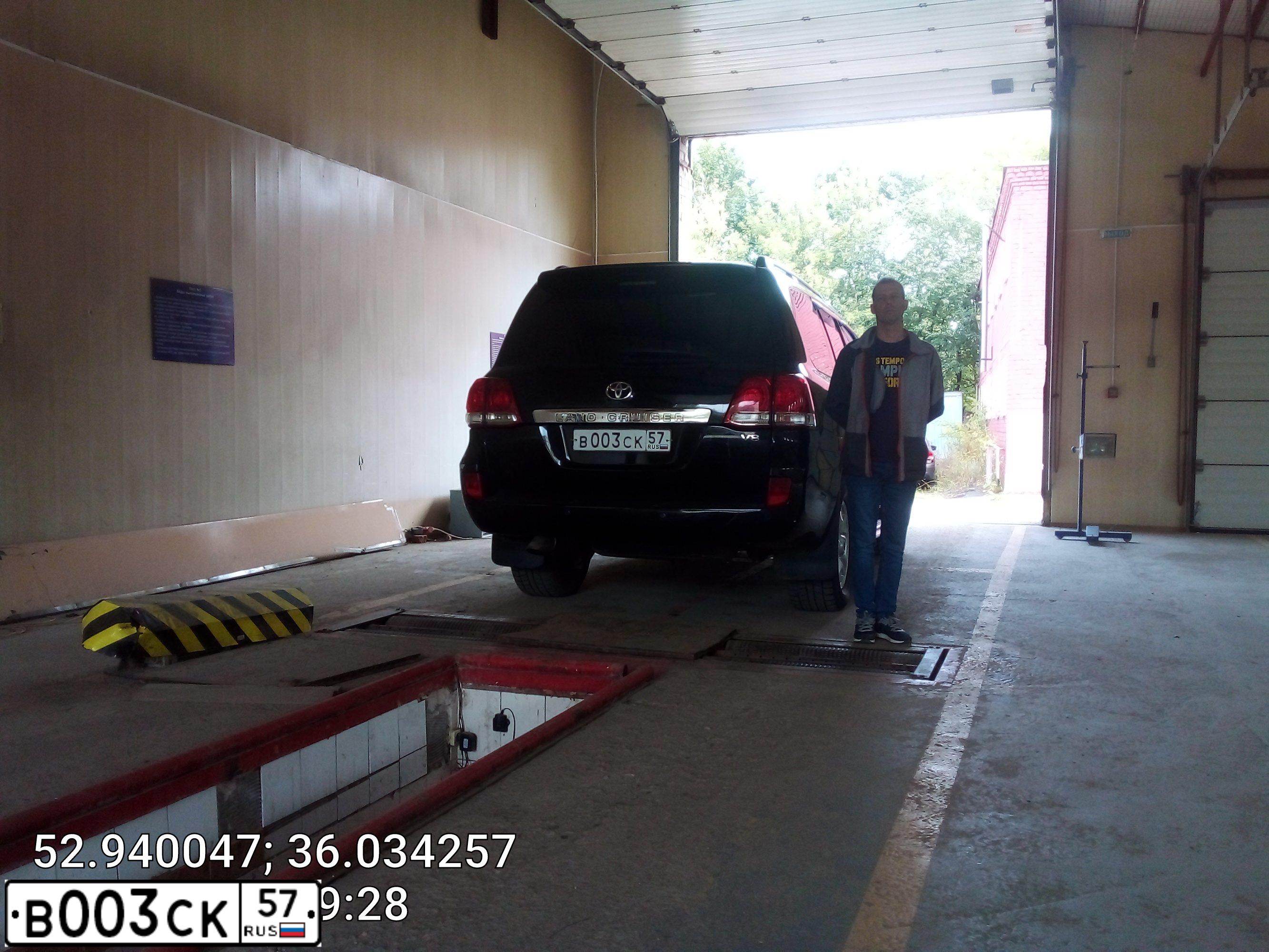 Фото автомобиля TOYOTA LANDCRUISER 200, 2008 — госномер В003СК57. Цвет: ЧЕРНЫЙ