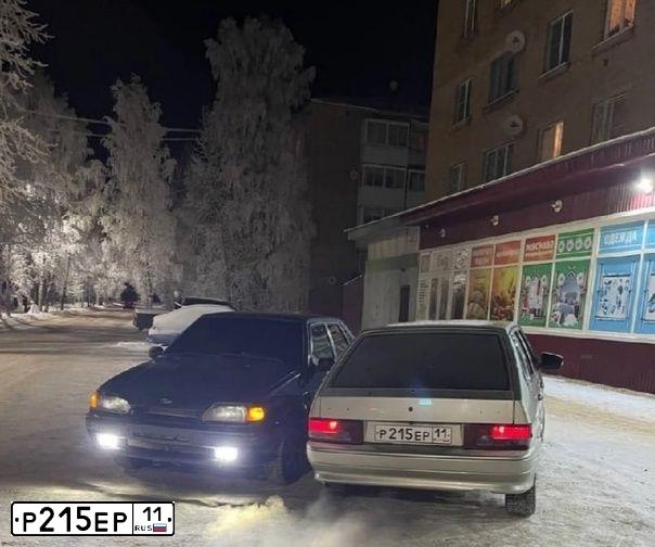 Фото автомобиля LADA 2114 SAMARA, 2006 — госномер Р215ЕР11. Цвет: БЕЛО-ЗЕЛЕНЫЙ