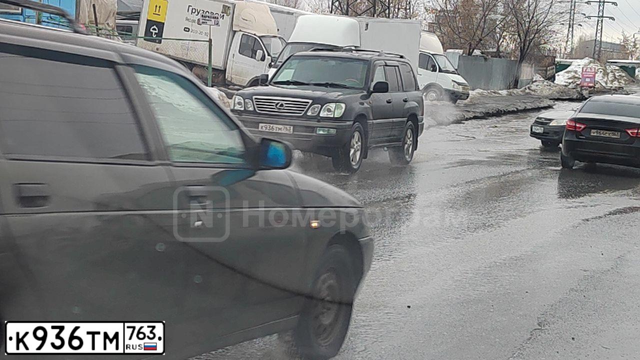 Фото автомобиля LEXUS LX, 2005 — госномер Е738ТЕ124. Цвет: ЧЕРНЫЙ