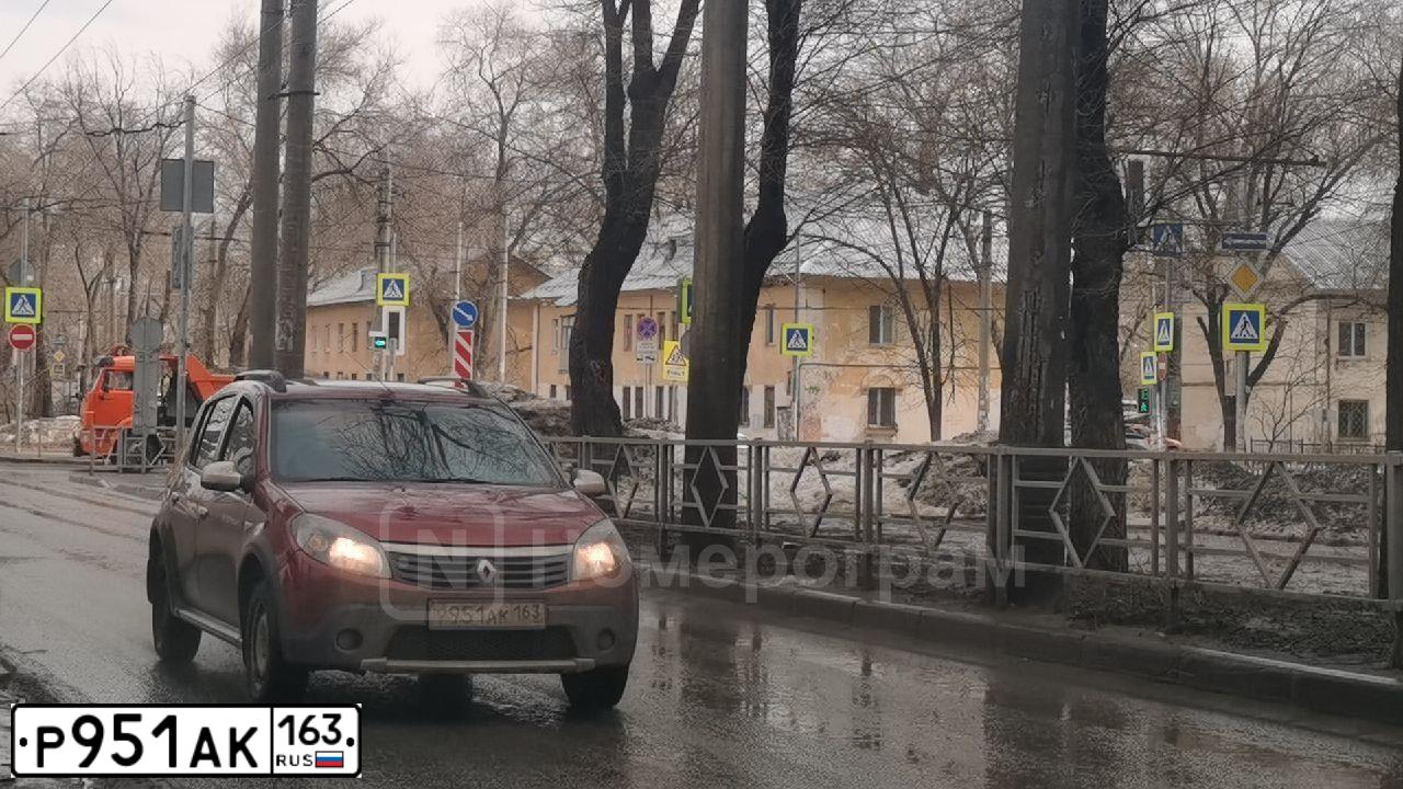 Фото автомобиля GAZ 3110 WOLGA, 2007 — госномер К211НВ122. Цвет: Серебристый