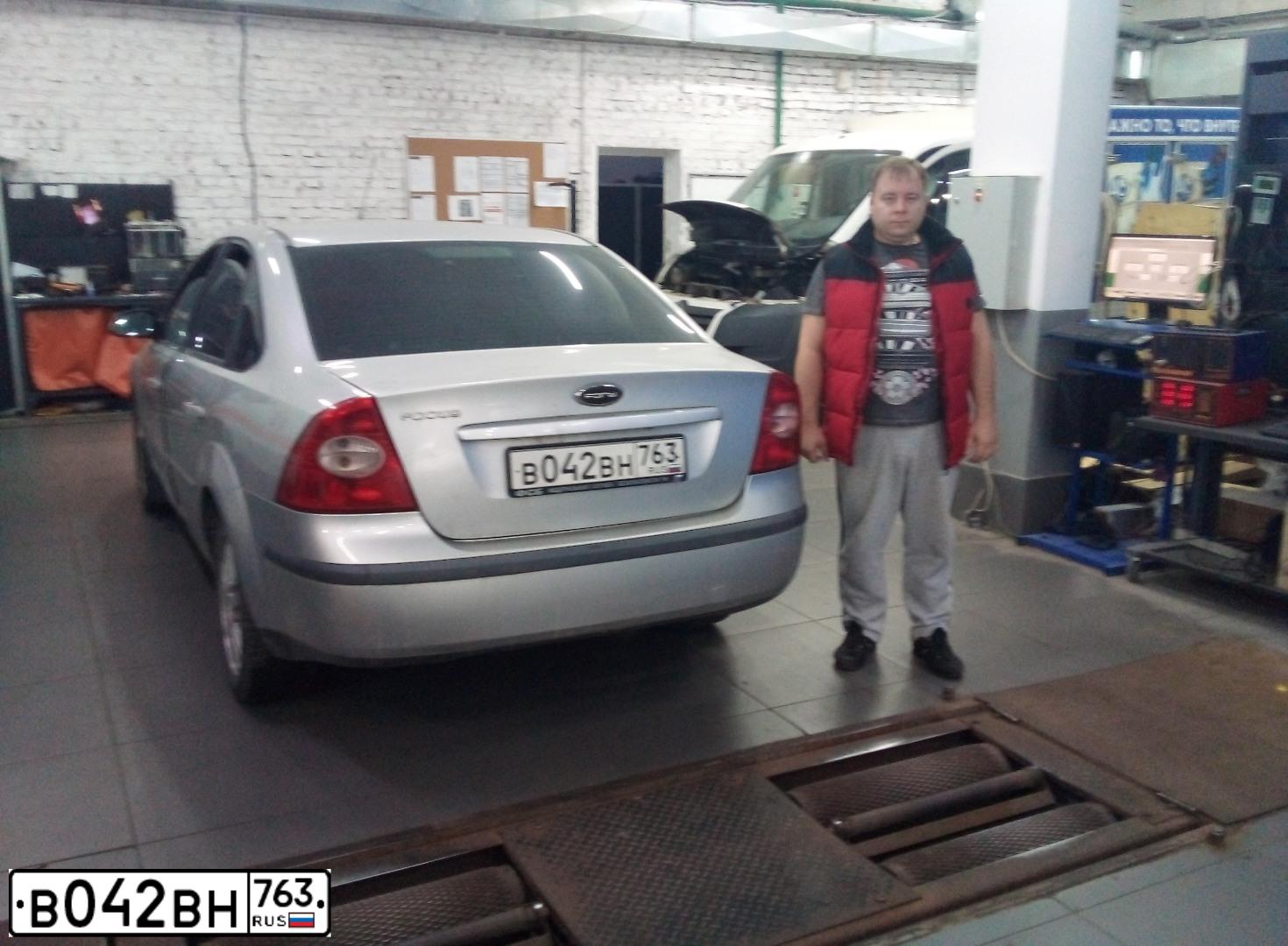 Фото автомобиля FORD FOCUS, 2007 — госномер Е858НК164. Цвет: СЕРЕБРИСТЫЙ