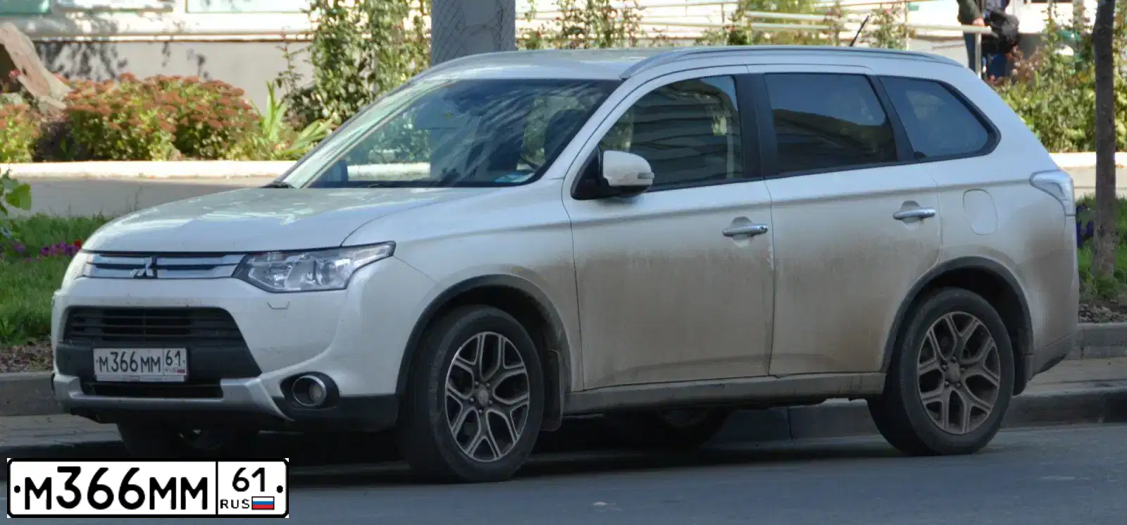 Фото автомобиля MITSUBISHI OUTLANDER, 2011 — госномер М366ММ61. Цвет: СЕРЕБРИСТЫЙ