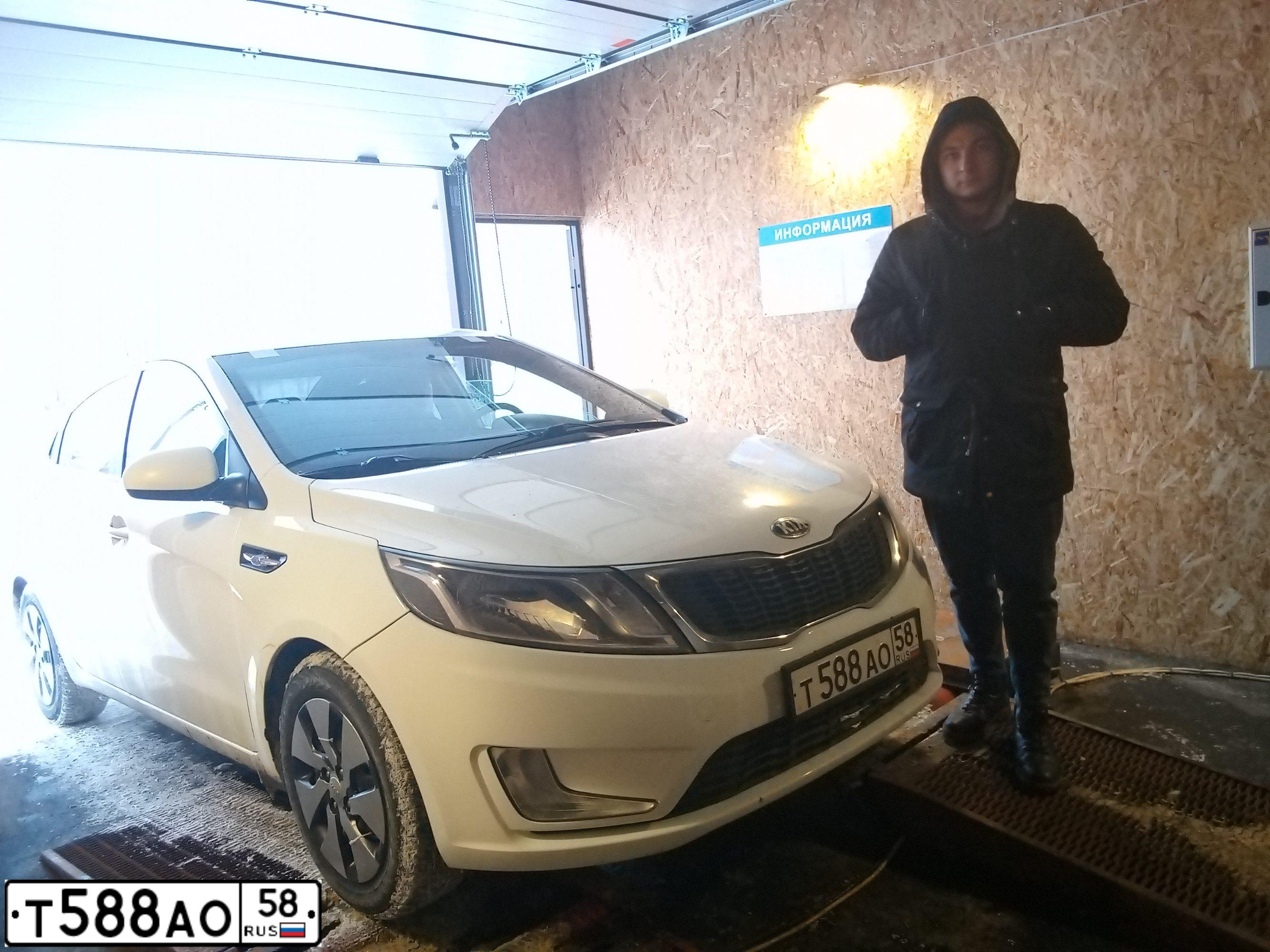 Фото автомобиля KIA RIO, 2014 — госномер Т588АО58. Цвет: Белый