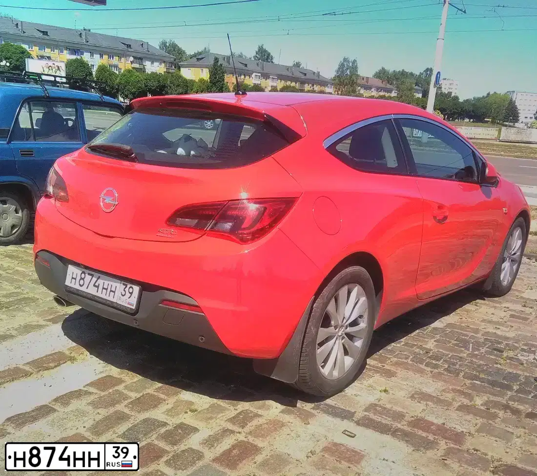 Фото автомобиля OPEL ASTRA, 2012 — госномер Н874НН39. Цвет: КРАСНЫЙ