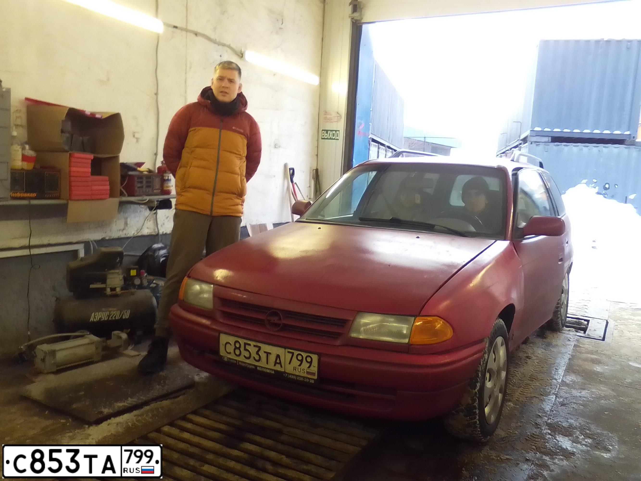 Фото автомобиля OPEL ASTRA, 1992 — госномер О457ЕЕ134. Цвет: ВИШНЕВО-КРАСНЫЙ