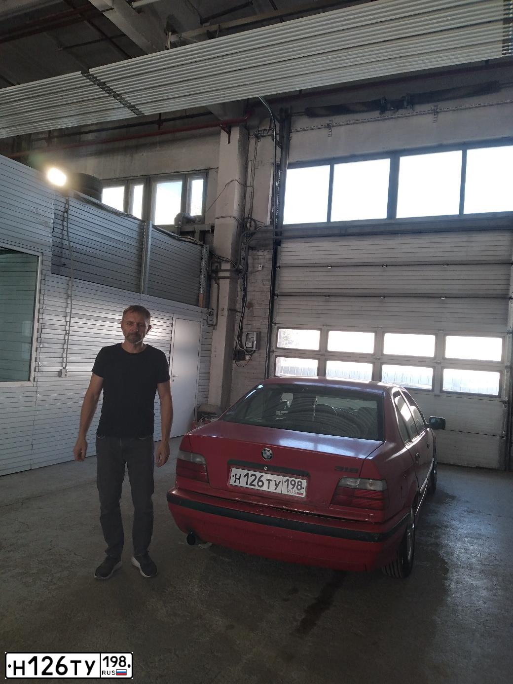 Фото автомобиля BMW SERIE 3, 1990 — госномер М006ЕХ198. Цвет: Красный