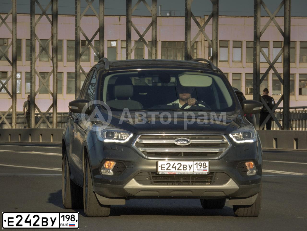 Фото автомобиля FORD KUGA, 2019 — госномер Е242ВУ198. Цвет: СЕРЫЙ