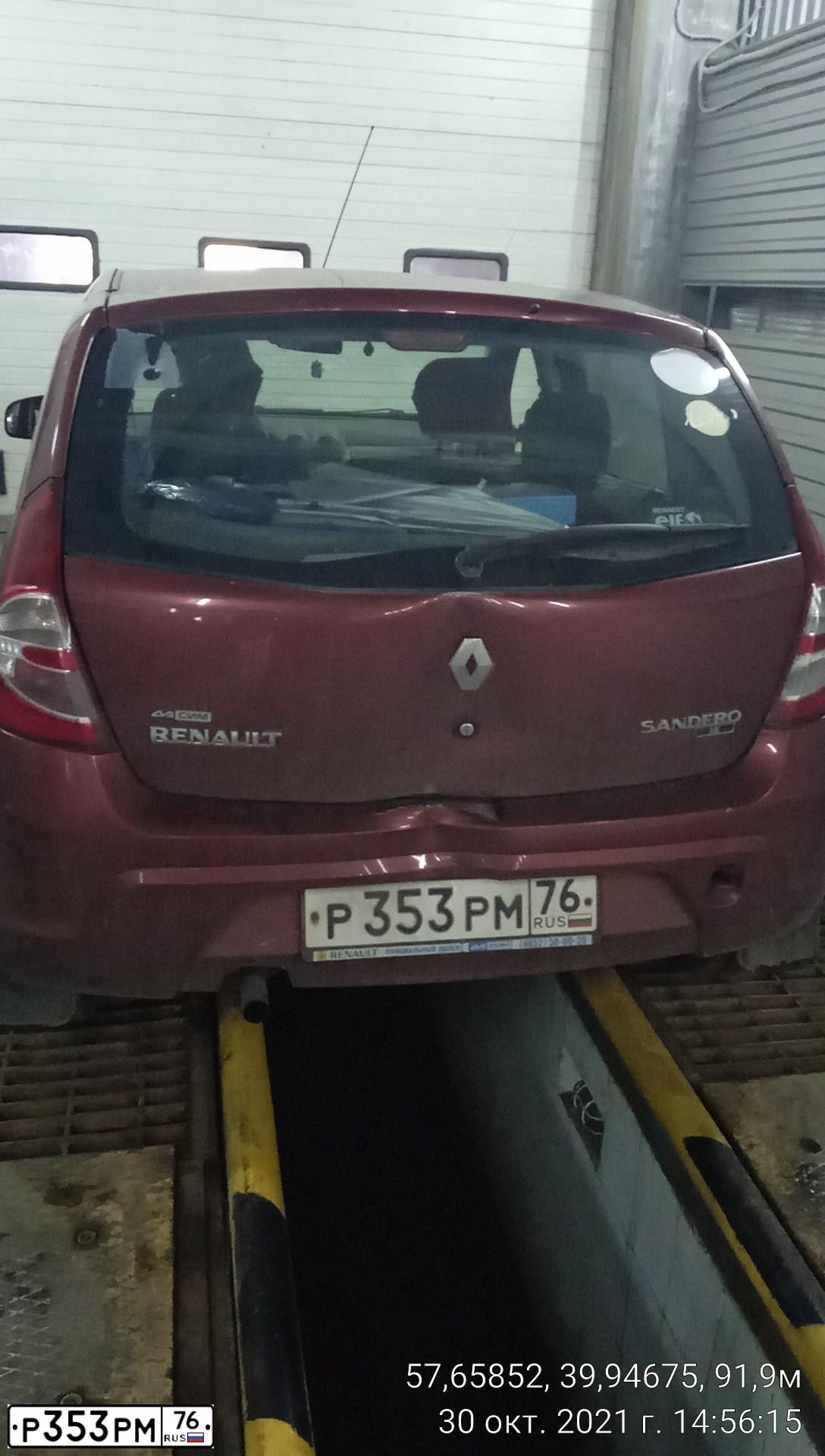 Фото автомобиля RENAULT SANDERO, 2010 — госномер Р353РМ76. Цвет: КРАСНЫЙ