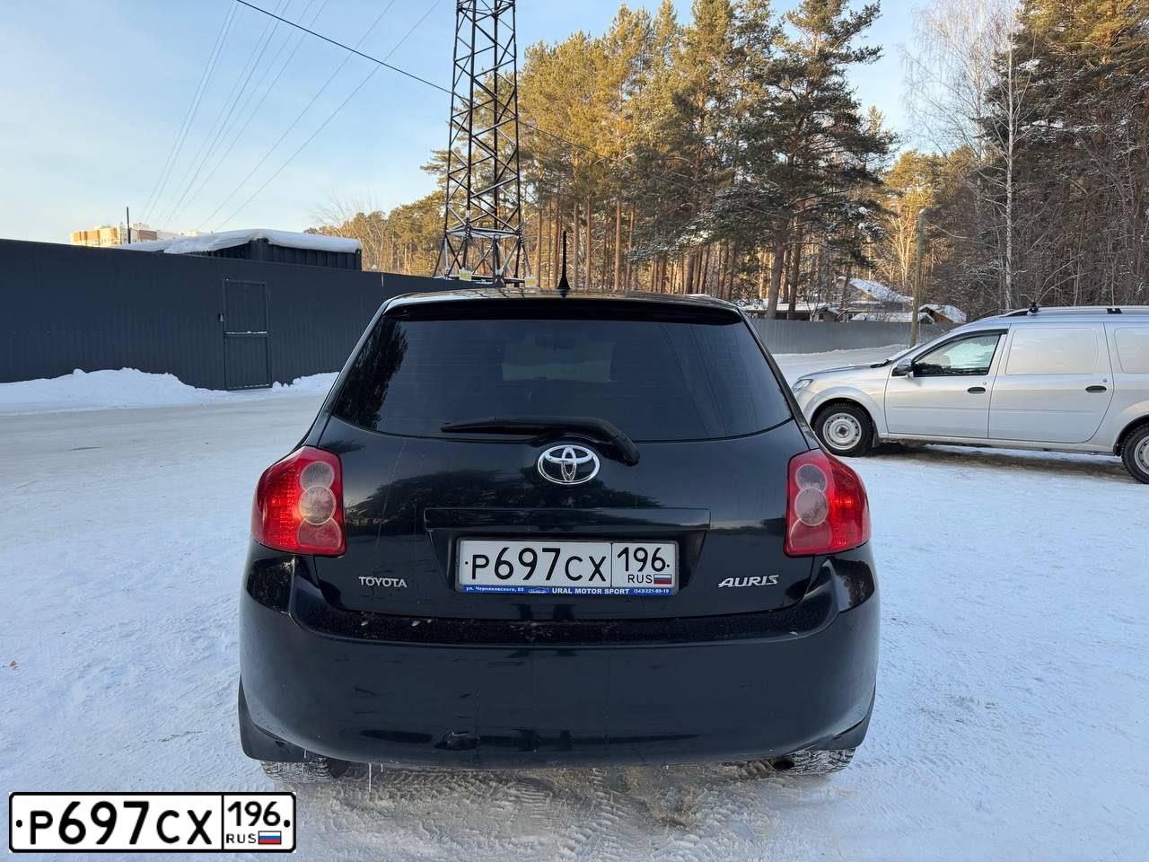 Фото автомобиля TOYOTA AURIS, 2008 — госномер Р697СХ196. Цвет: ЧЕРНЫЙ