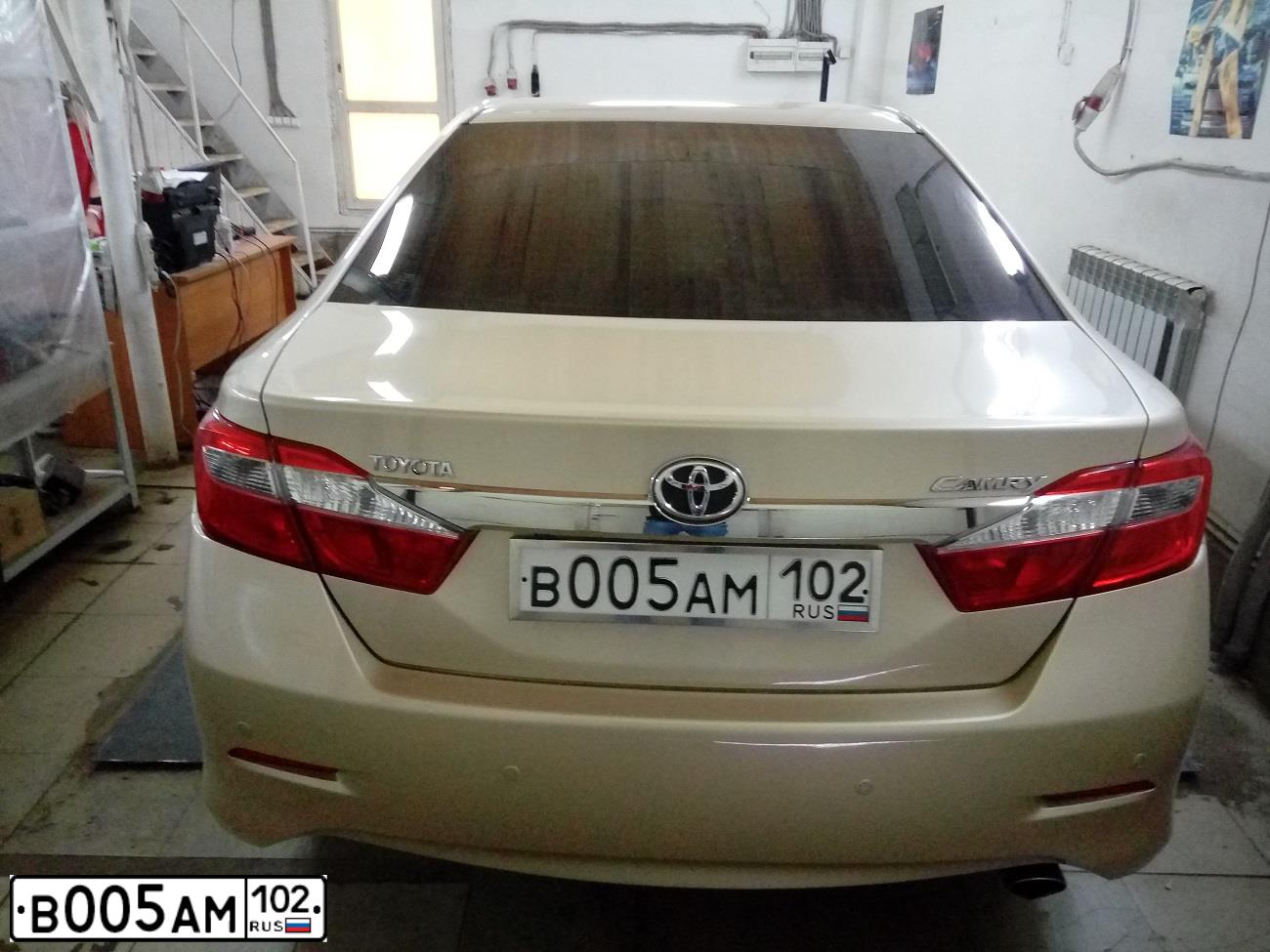 Фото автомобиля TOYOTA CAMRY, 2012 — госномер В005АМ102. Цвет: БЕЖЕВЫЙ МЕТАЛЛИК