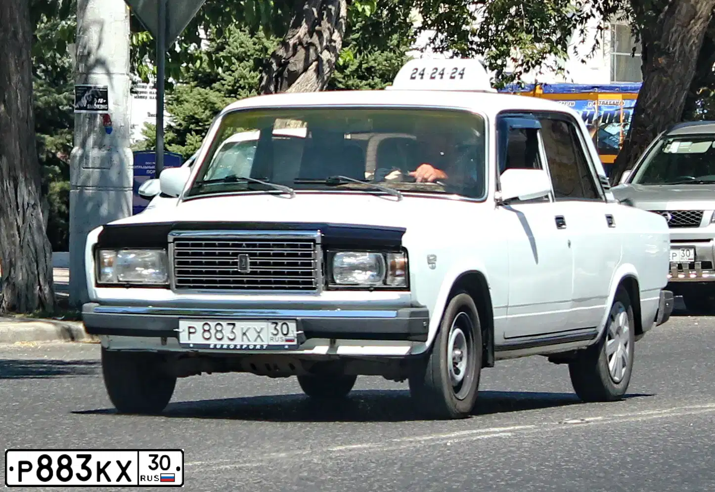 Фото автомобиля LADA 2107, 2004 — госномер Р883КХ30. Цвет: БЕЛЫЙ