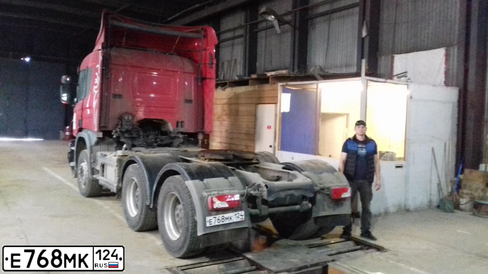 Фото автомобиля SCANIA SERIE P /6X4/, 2016 — госномер Е768МК124. Цвет: Красный
