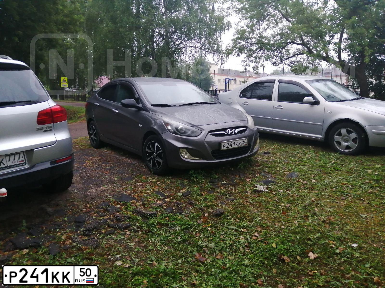 Фото автомобиля HYUNDAI SOLARIS, 2013 — госномер Р241КК50. Цвет: СЕРЫЙ