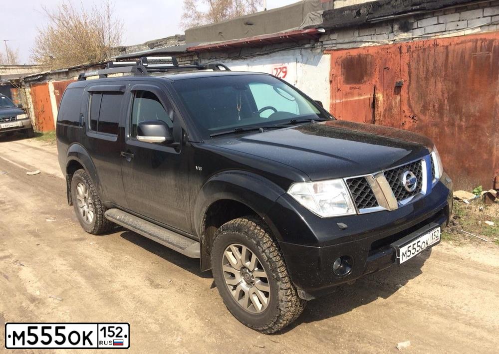 Фото автомобиля NISSAN PATHFINDER, 2007 — госномер М555ОК152. Цвет: ЧЕРНЫЙ