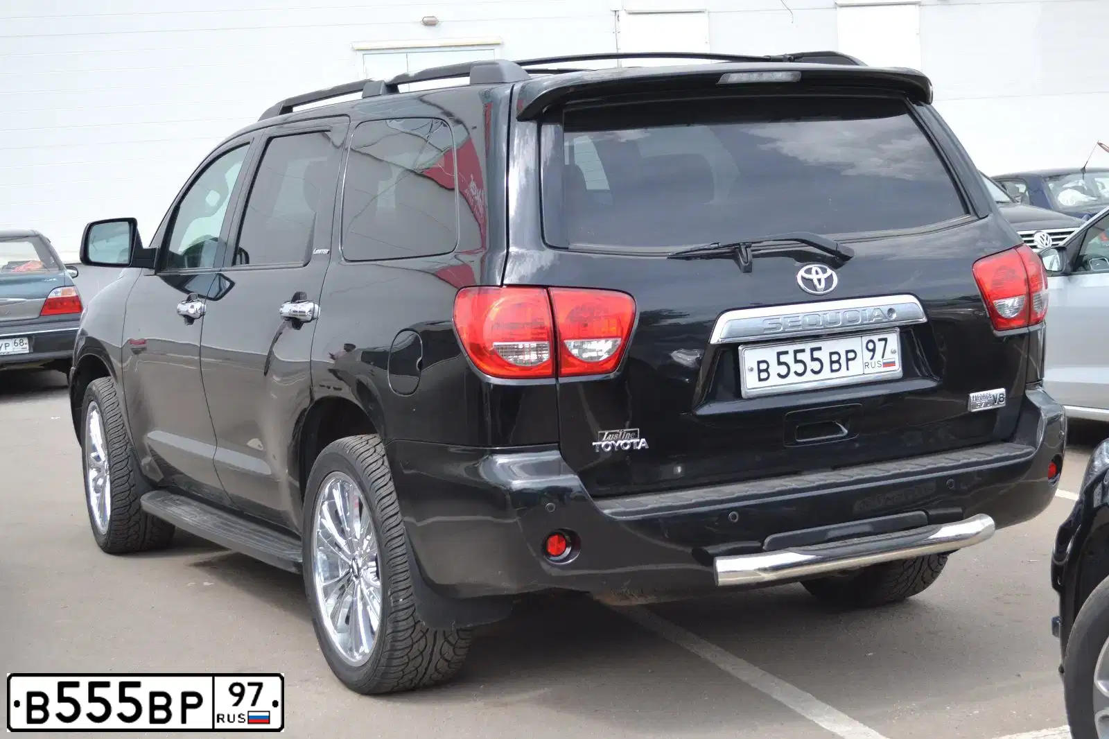 Фото автомобиля TOYOTA SEQUOIA, 2008 — госномер В555ВР97. Цвет: ЧЕРНЫЙ