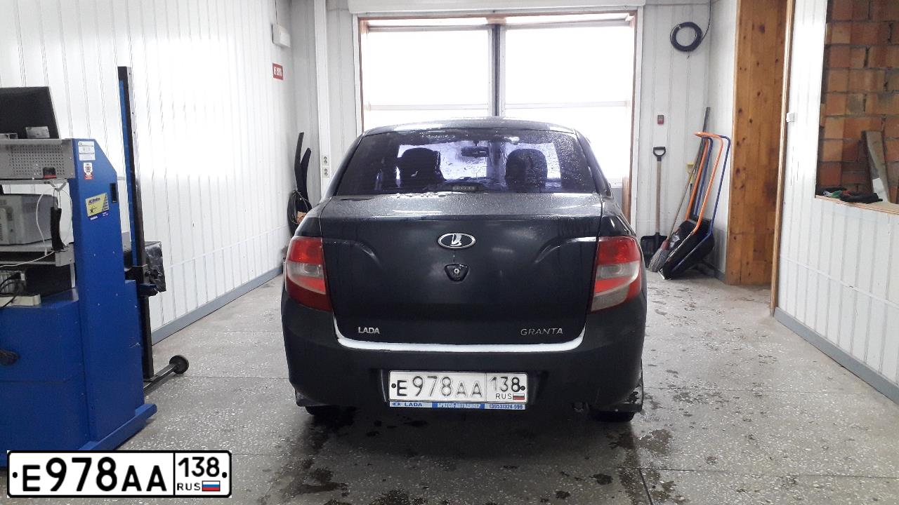 Фото автомобиля LADA 2190 GRANTA, 2014 — госномер Е978АА138. Цвет: ЧЕРНЫЙ