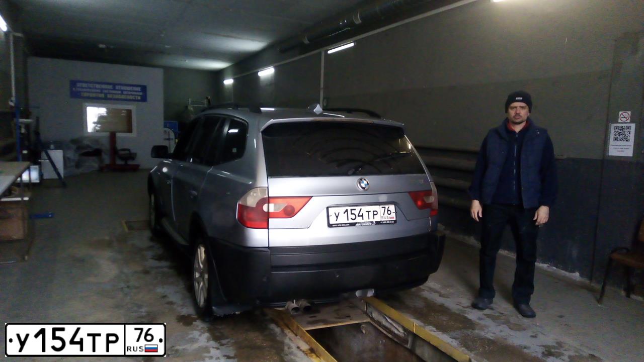 Фото автомобиля BMW X3, 2004 — госномер У154ТР76. Цвет: синий